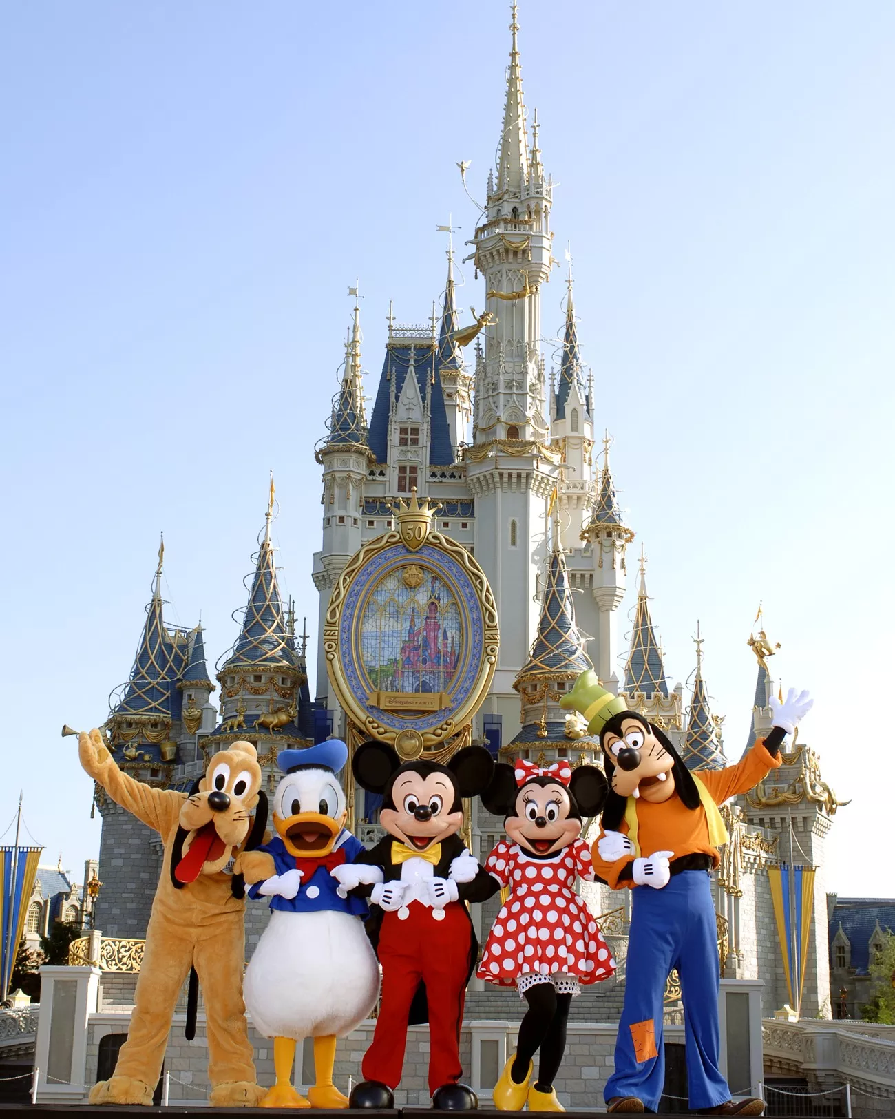Castelo da Cinderela e turma do Mickey