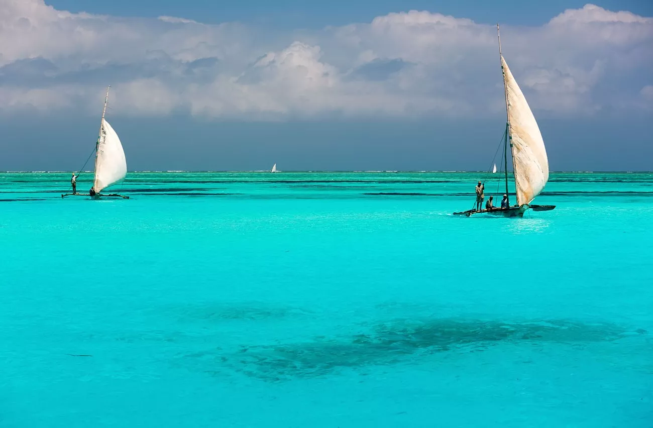 Jangadas nas águas azul turquesa no Oceano Índico 