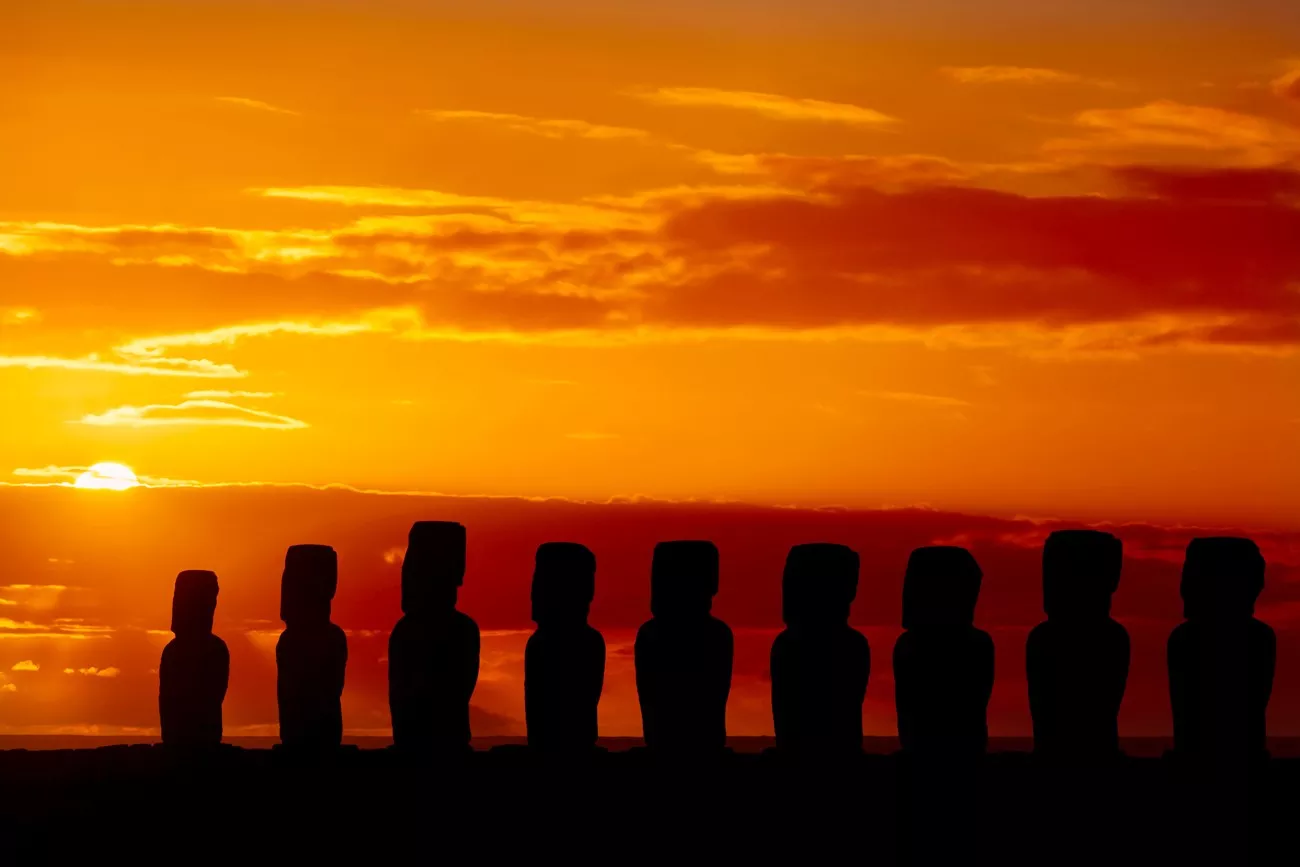 Os 9 moais no por do sol na Ilha de Páscoa
