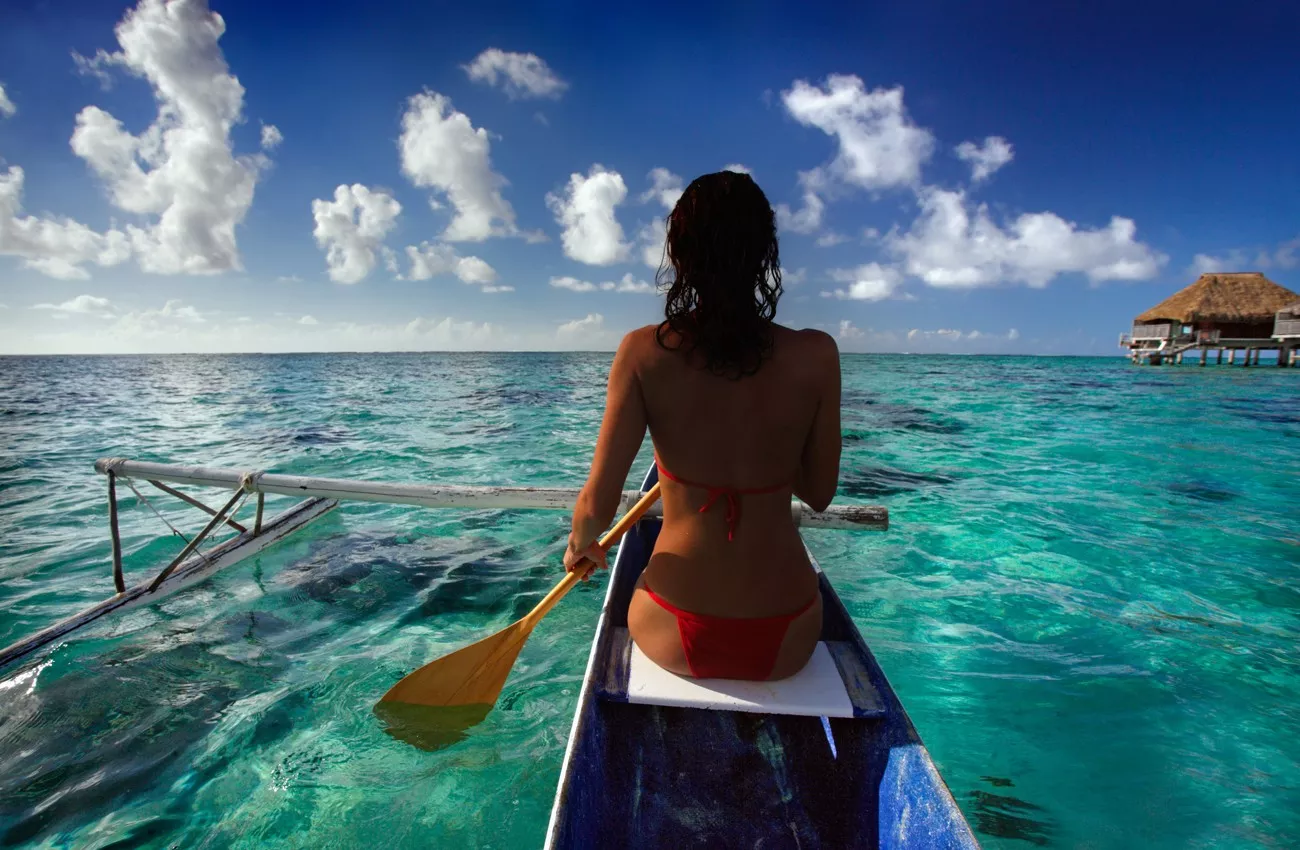 Remando uma canoa tipica do Tahiti