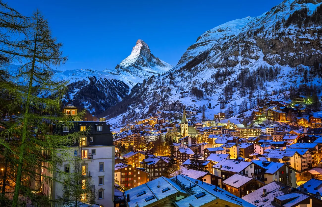 Vista aérea em Zermatt Valley e Matterhorn Peak at Dawn, Suíça