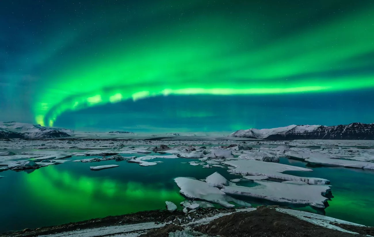 Aurora Boreal exibição espectacular sobre a lagoa de Jokulsarlon geleira na Islândia.