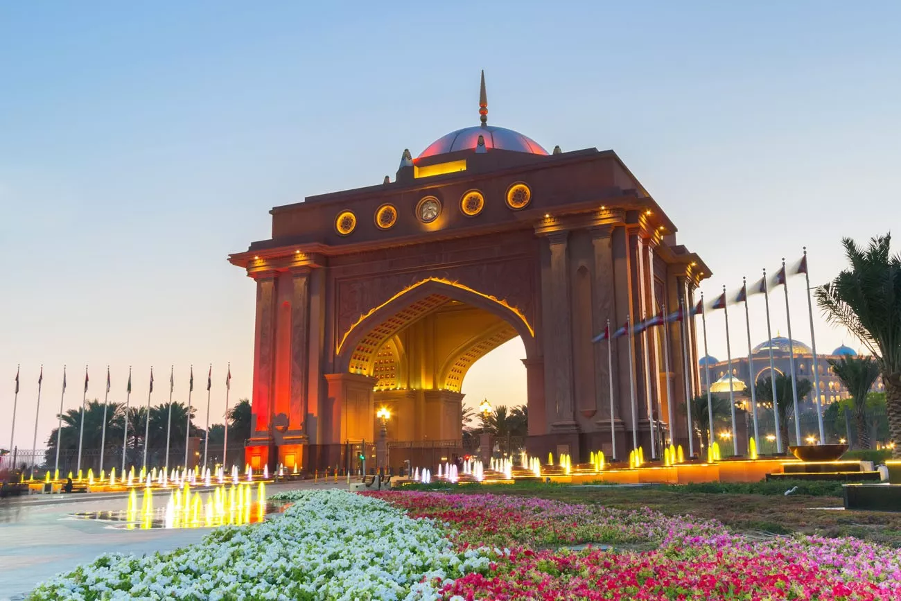 Chafariz colorido no portal do Emirates Palace o  segundo hotel mais caro construído no Emirados Arabes já cons