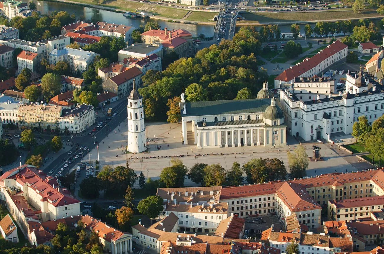 Cidade Velha de Vilnius,  Vista aérea  Catedral e Palácio dos Grandes Duques da Lituânia. Todos os principais símbolos representativos