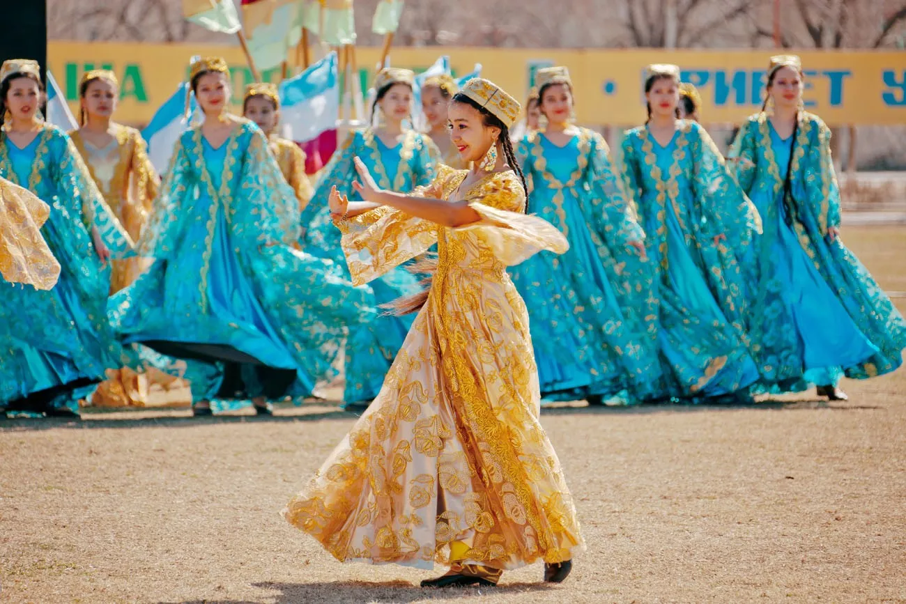 As crianças  dançando e cantando em celebração do Navroz, Primavera Festival.  em Zarafshan, Uzbekistan.