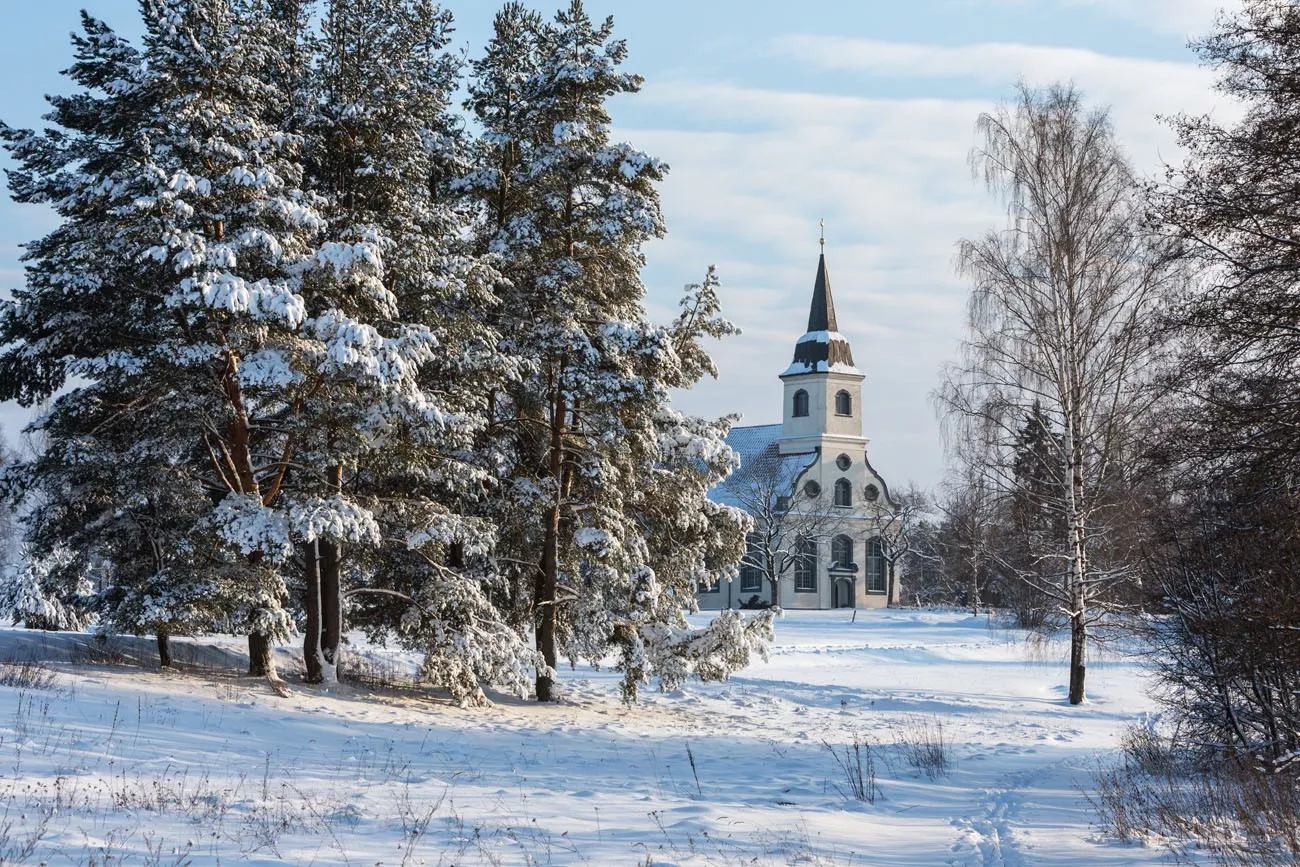Dia de inverno romântico, pequena igreja na floresta da Letónia