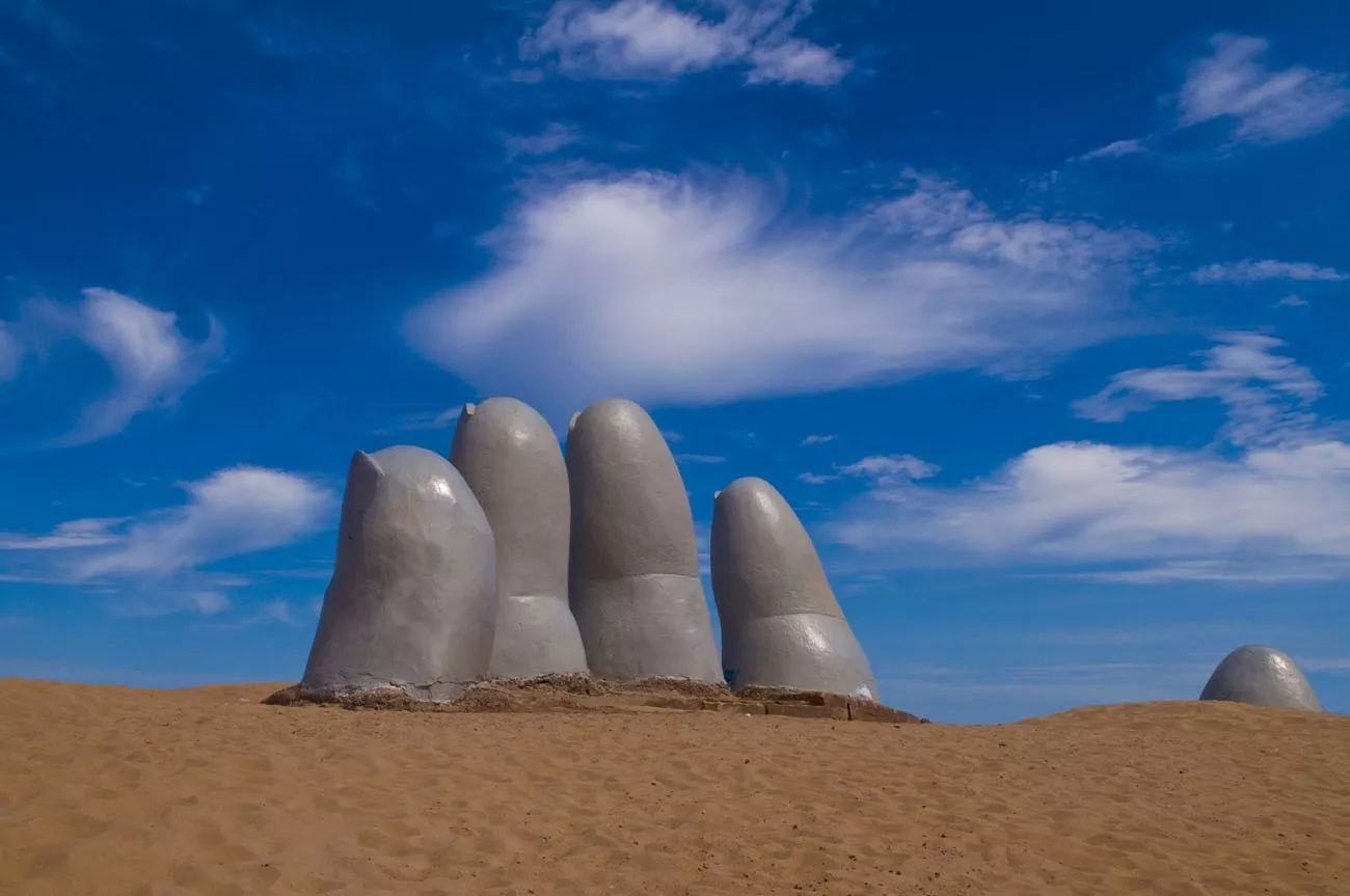 escultura famosa de uma mão em Punta del Este