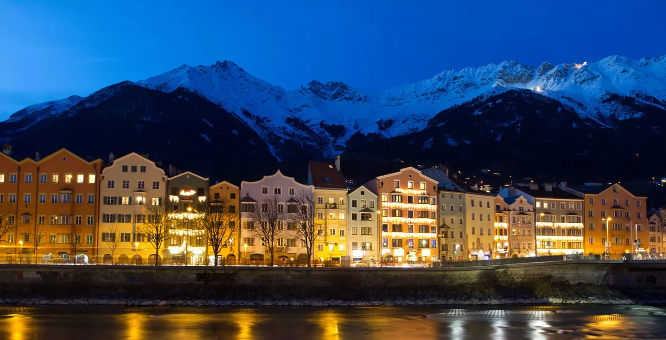 Innsbruck, casas refletindo no rio