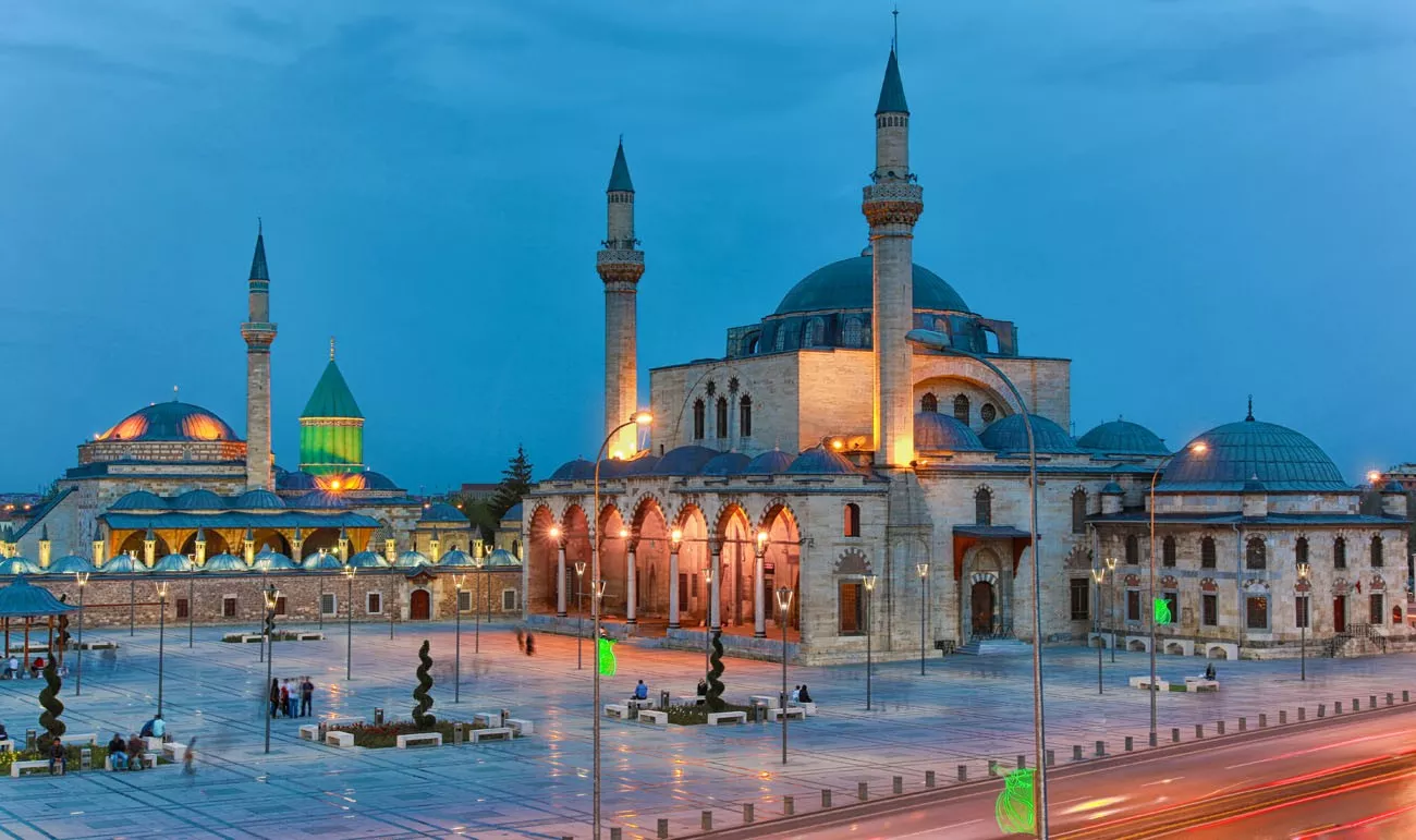 Museu Mevlana e excelente vista de Mevlana Square, Konya Turquia no crepúsculo