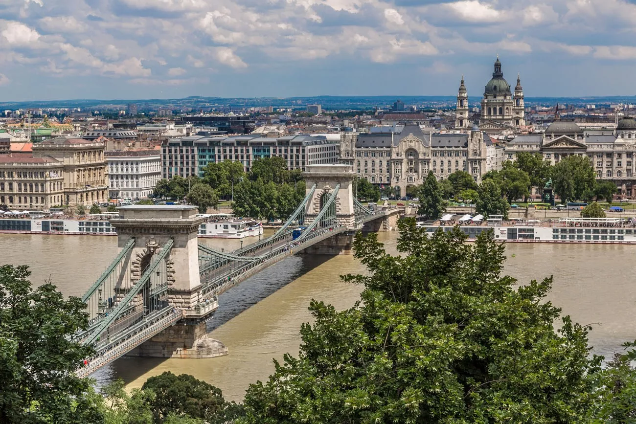 O edifício húngaro do parlamento é a sede da Assembleia Nacional da Hungria, um dos mais antigos edifícios legislativos da Europa