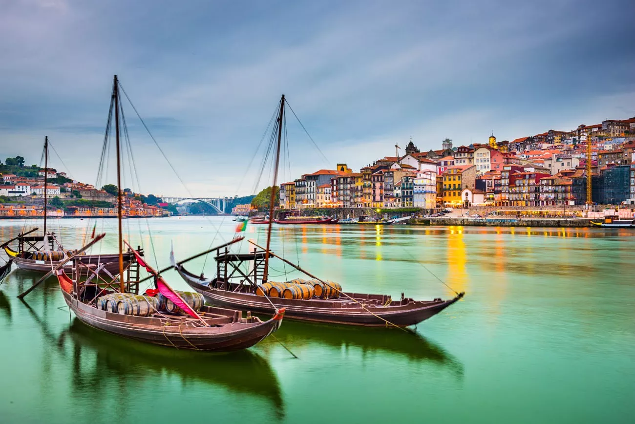 Porto, Portugal vista da cidade velha cidade às margens do rio Douro, com barcos tradicionais Rabelo