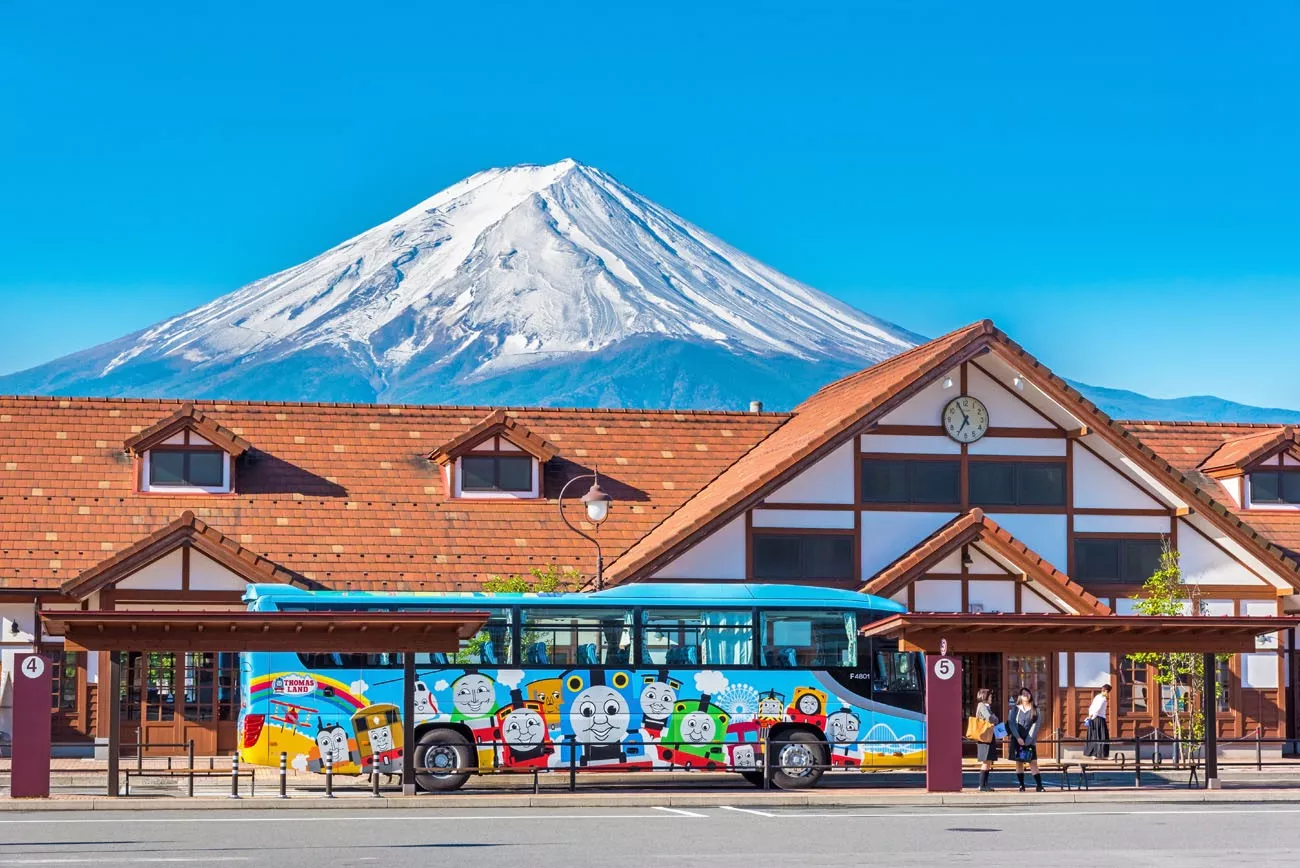 Thomas Bus na estação de Kawaguchiko,  Um dos ônibus da Linha Fujikyu entre Shinjiku e Fujikyu Highlan