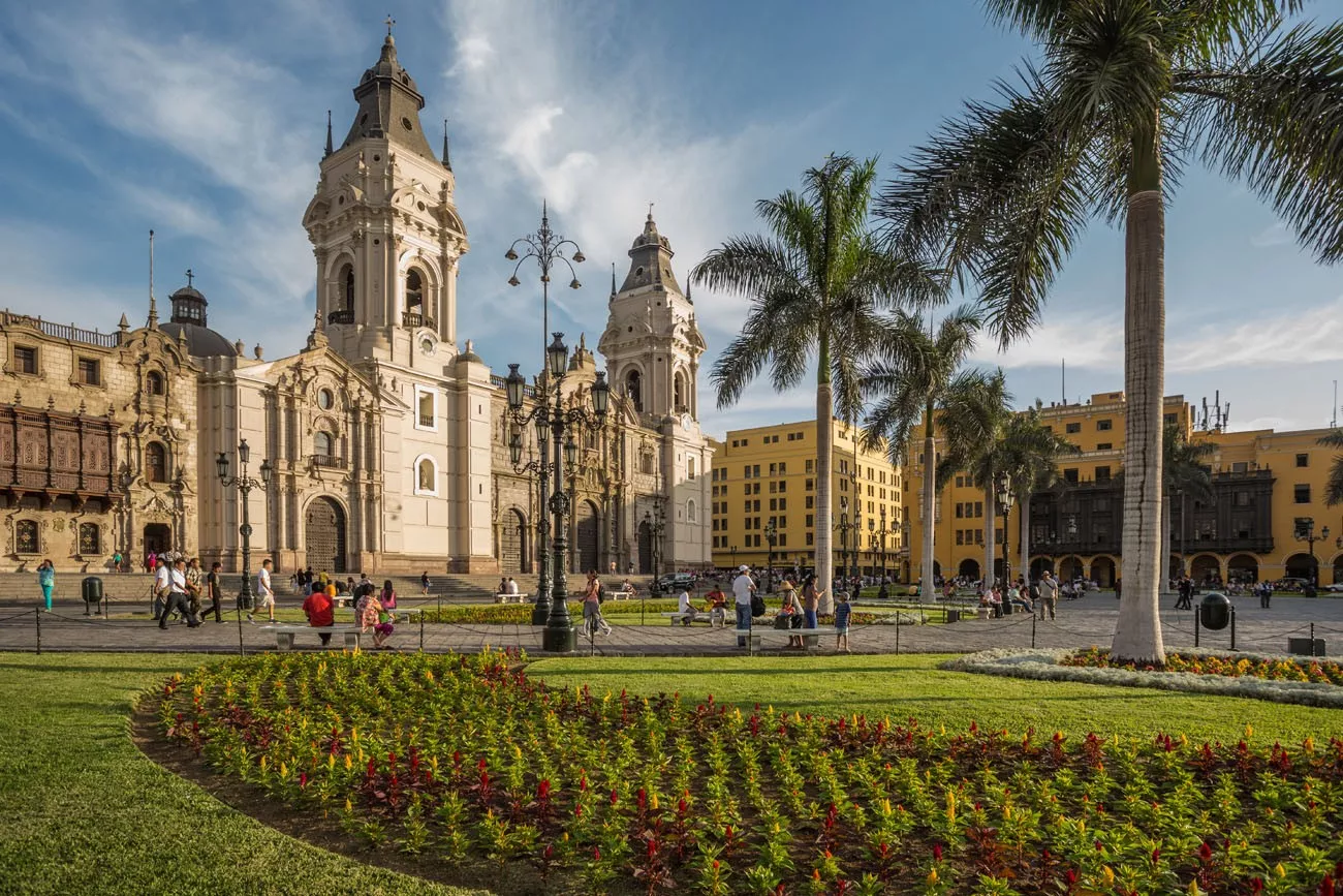 Vista da igreja catedral e da praça principal da cidade para baixo