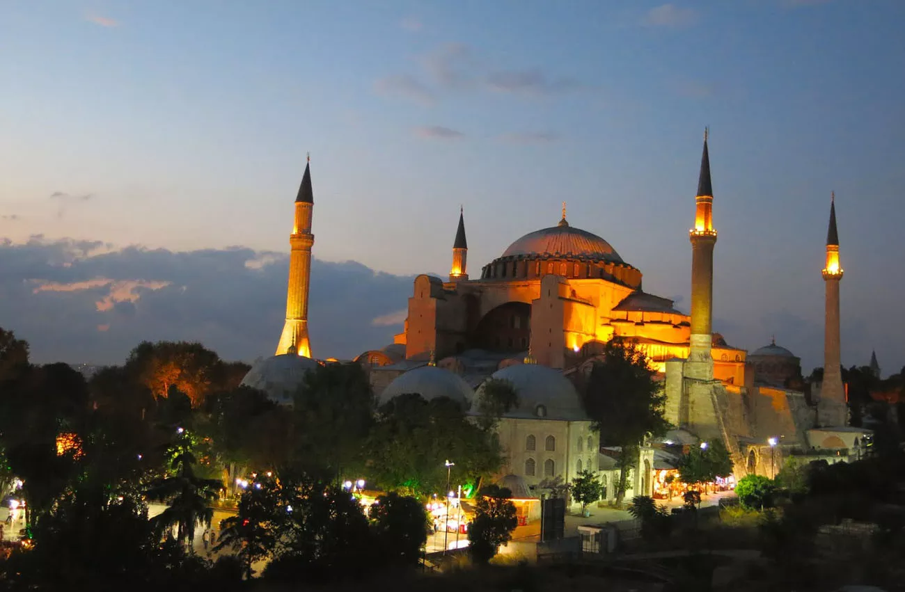 Mesquita Azul a noite iluminada