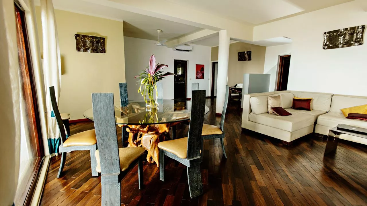 Arusha, Bushtops & Essque Zalu