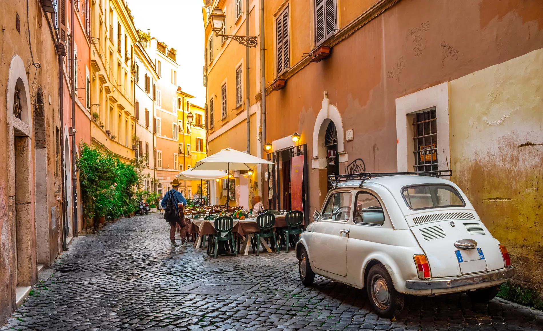 Fiat 500 em rua de Roma, Itália