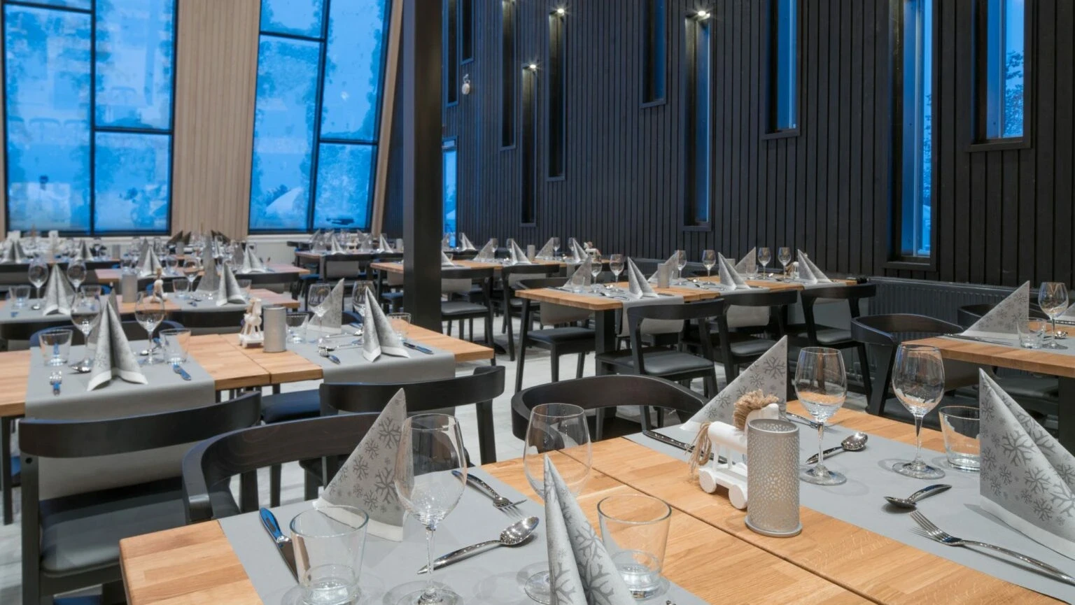 finlandia-igloo-table