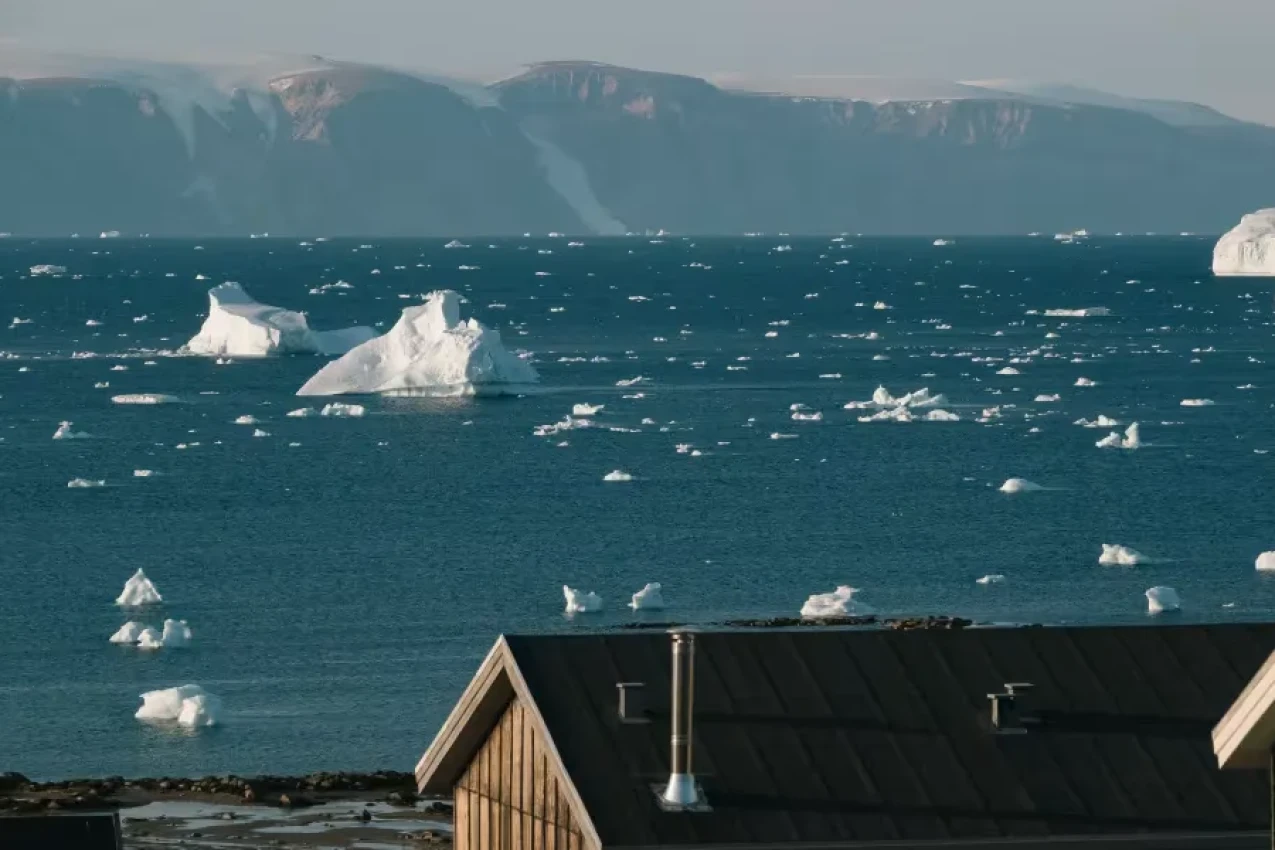 Icebergs-seen-from-Qaanaaq