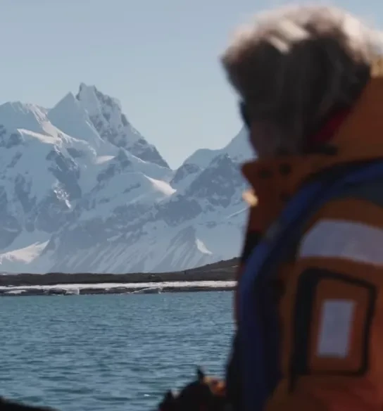 groenlandia-barco-montanha