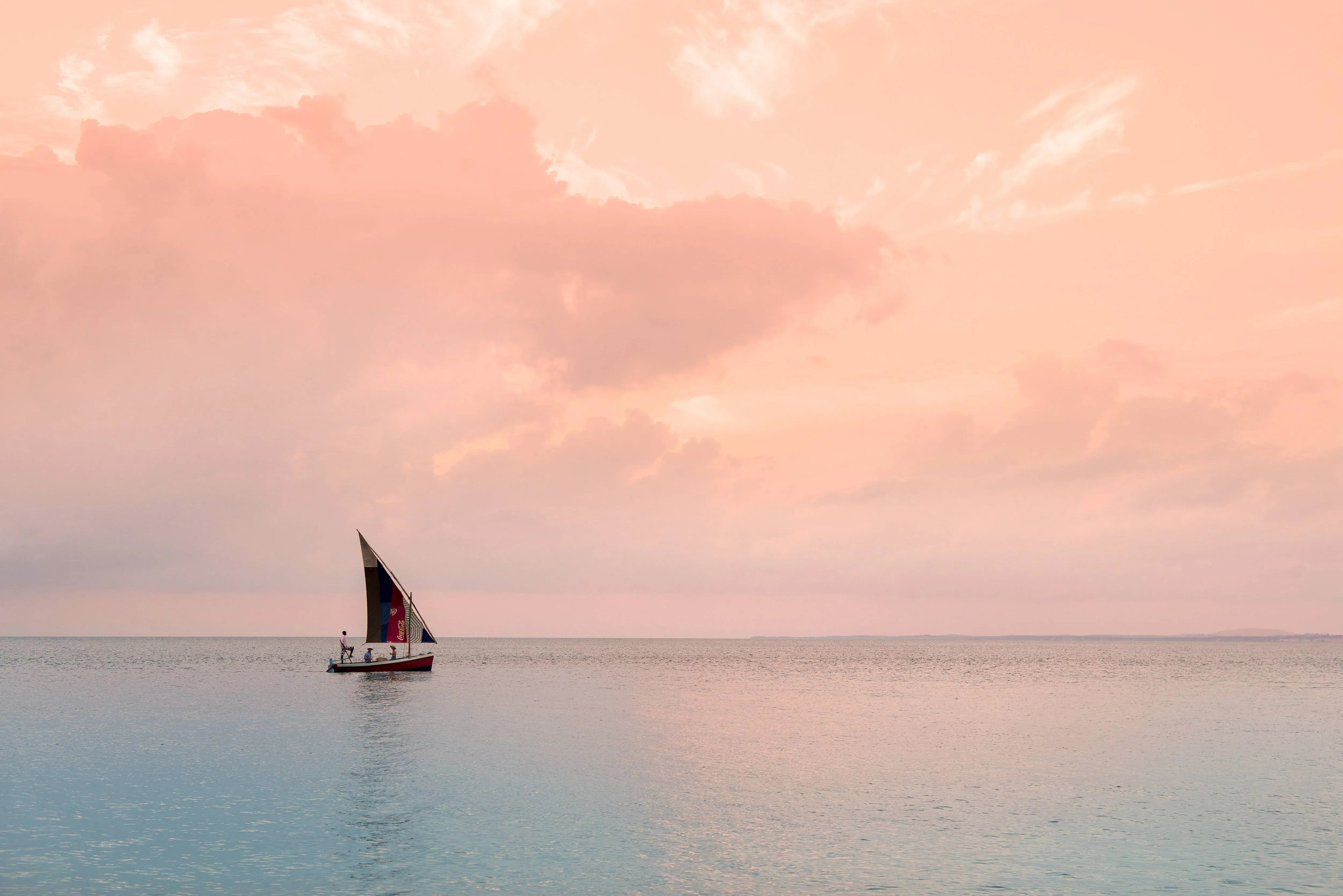 Moçambique-Benguerra-Island-Experiences-Dhow-cruise-single-dhow-at-sunset