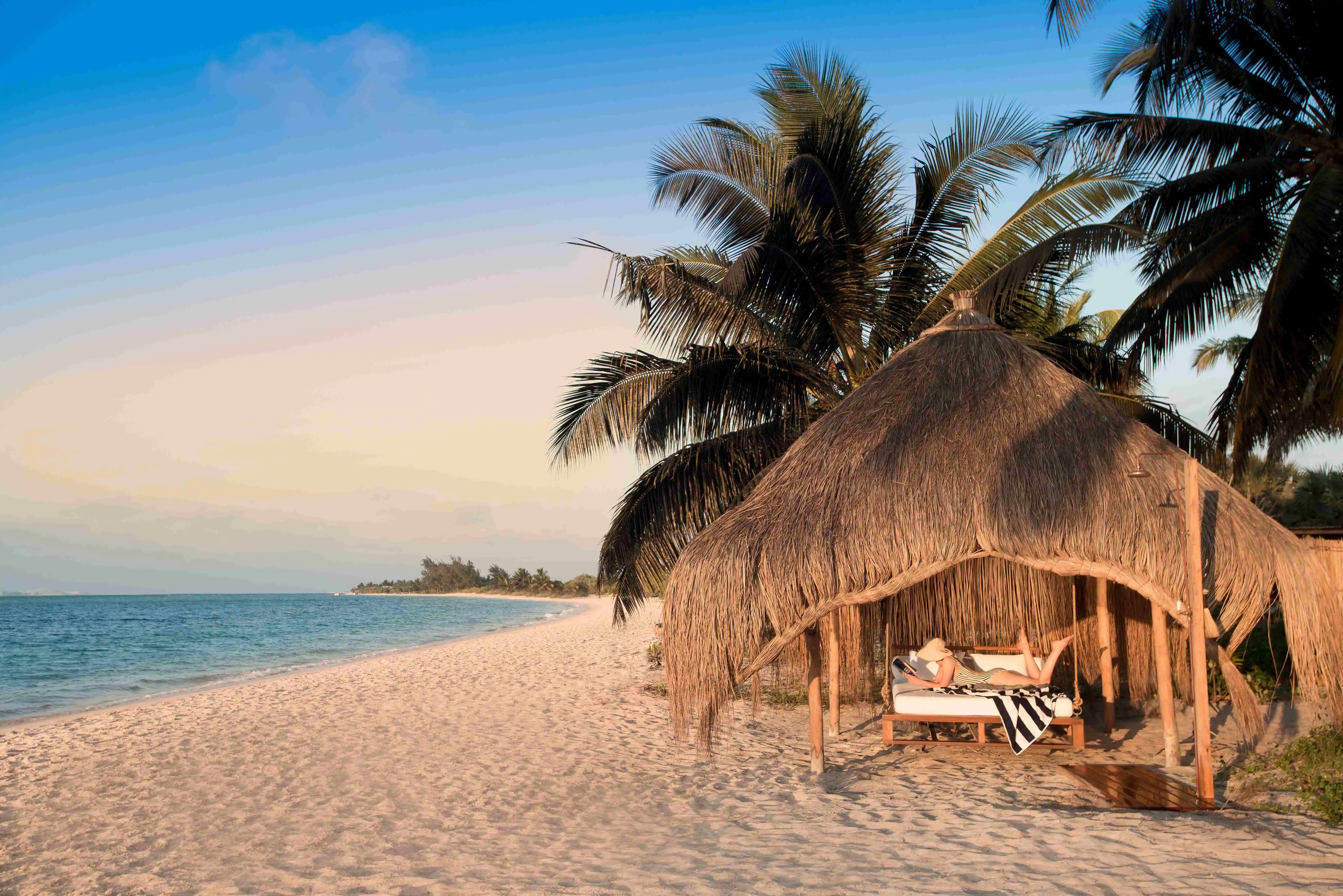 Moçambique-Benguerra-Island-room-cabana-lounge-area-on-the-beach