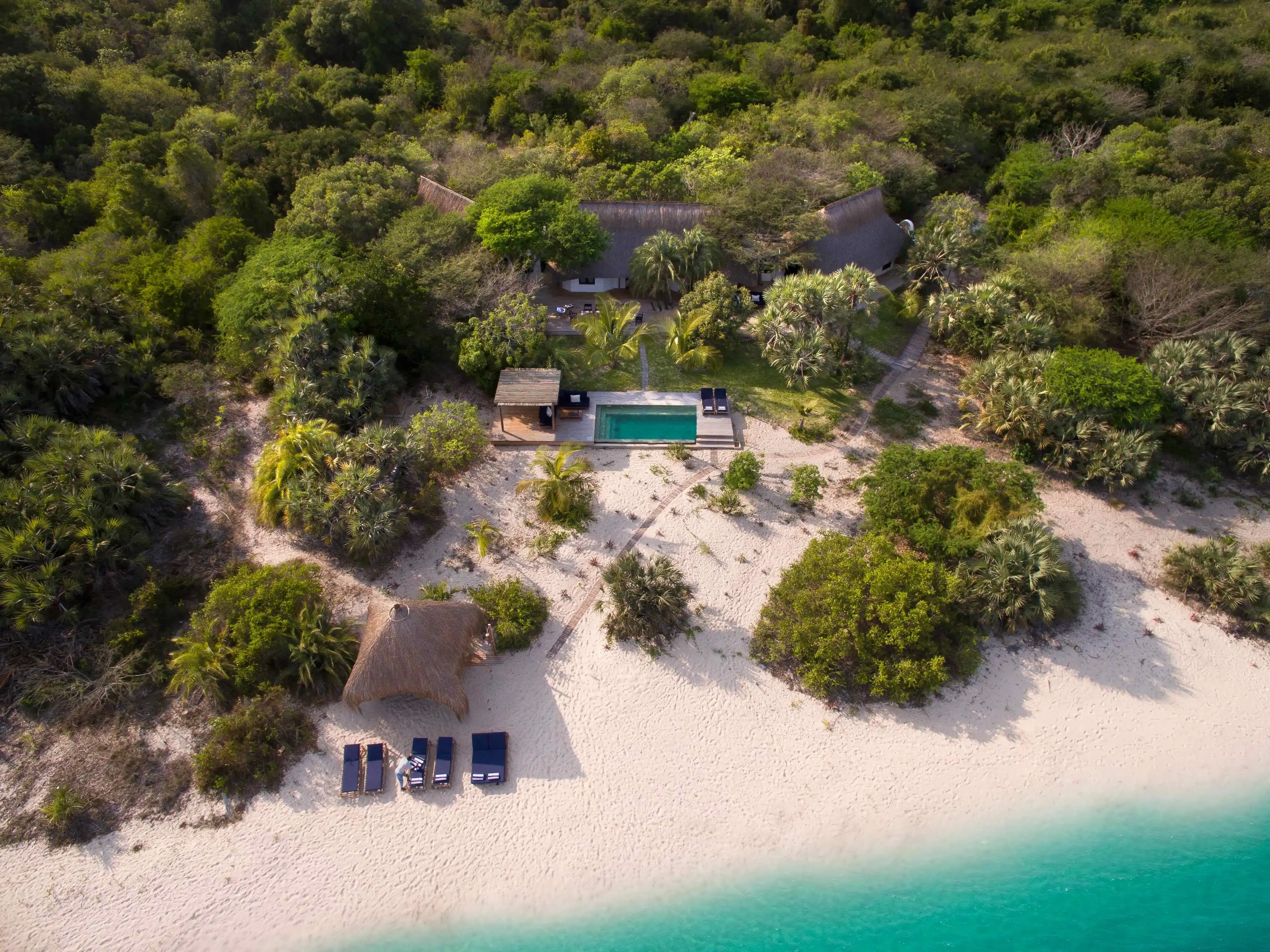 Moçambique-Benguerra-island-Room-Casa-Familia-aerial-beach-and-guest-area