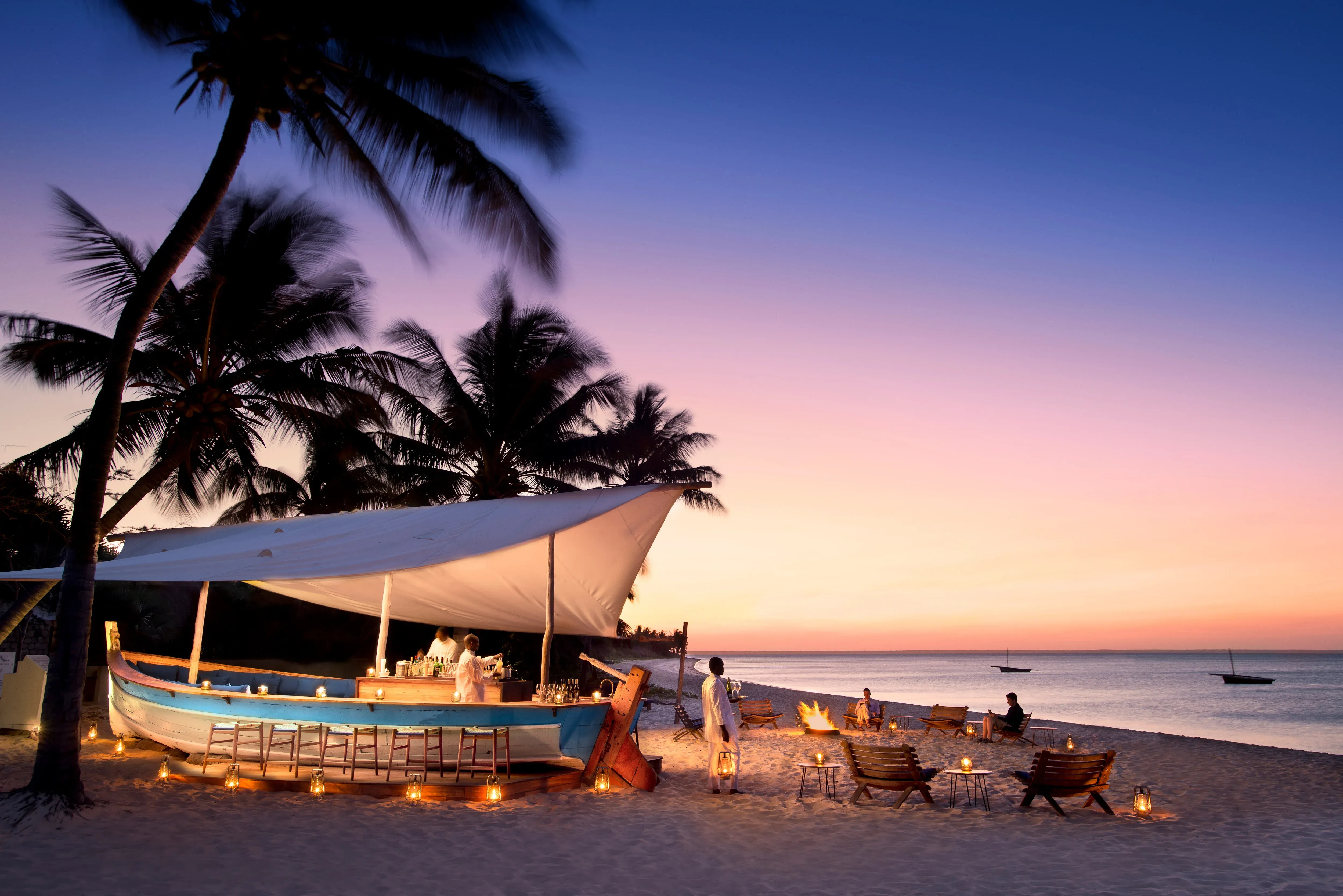 Moçambique-Benguerra-island-guest-area-Dhow-bar-at-nightfall-with-lanterns