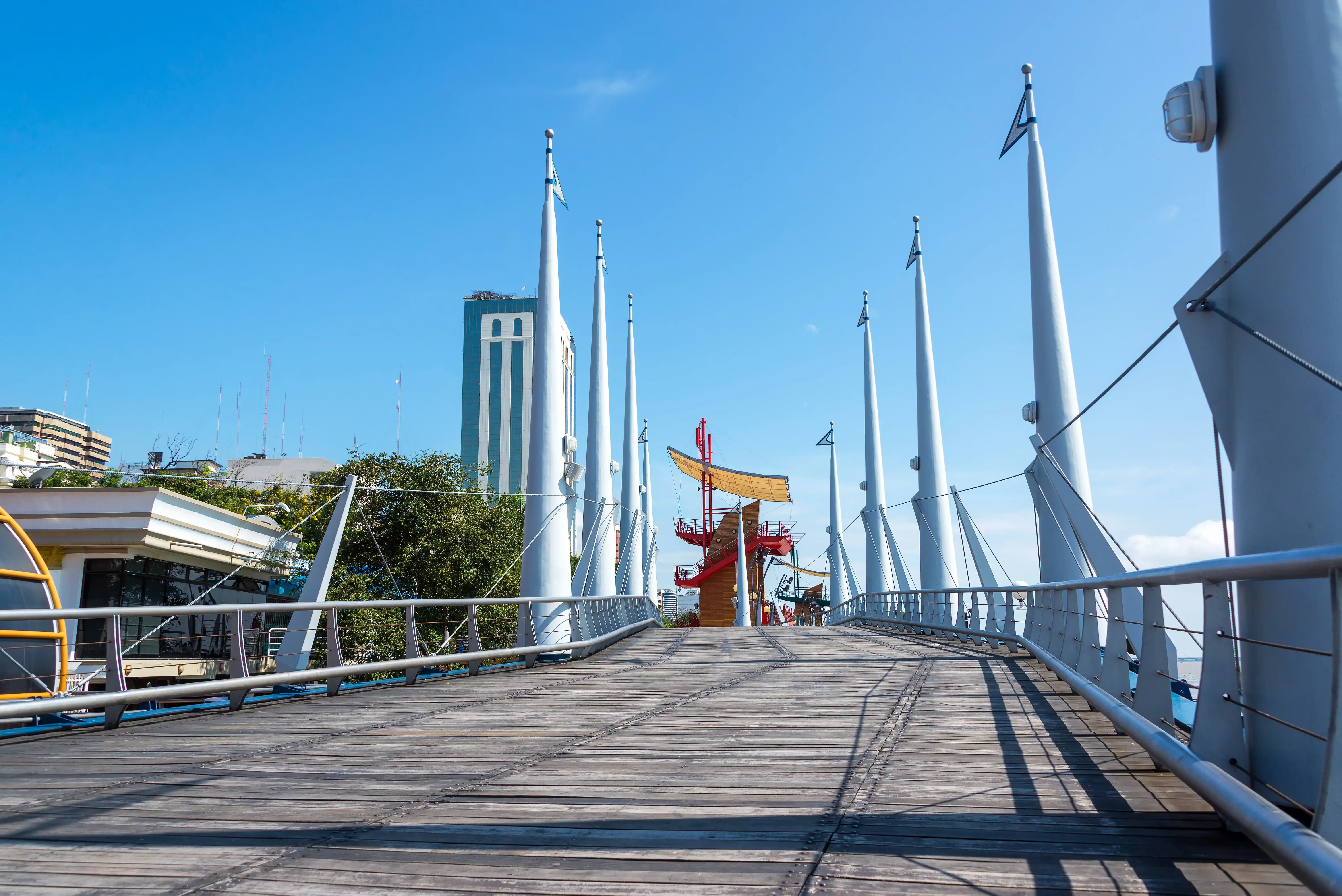 Calçadão de madeira em dia ensolarado, Guayaquil