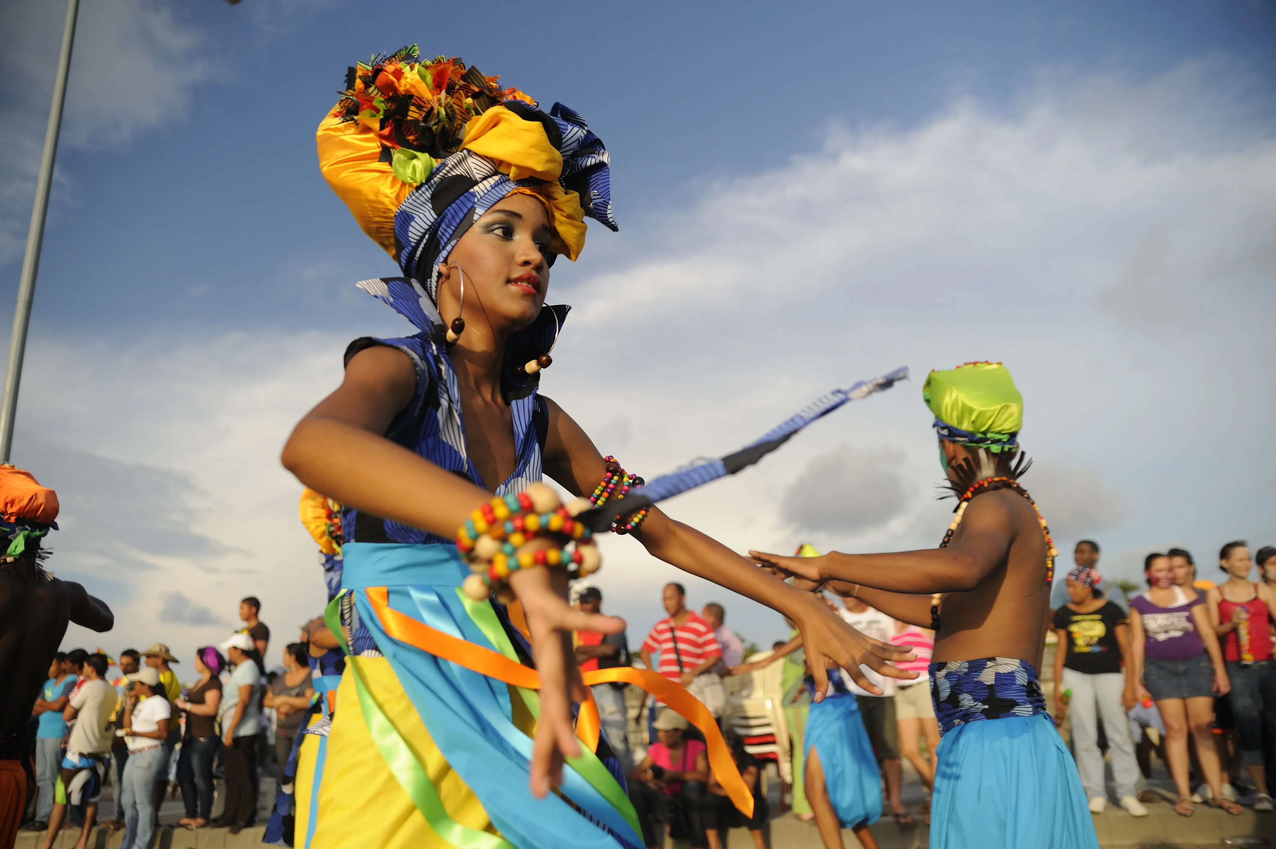 Uma mulher e um homem dançando no carnaval de Cartagena das Índias