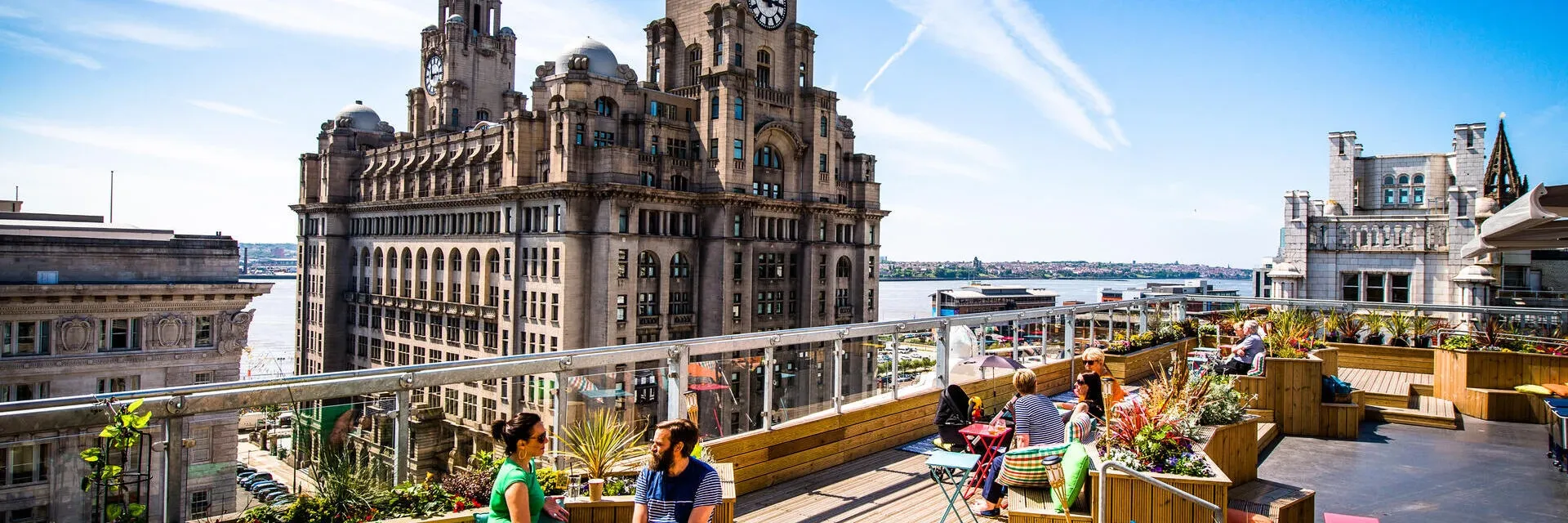 Pessoas socializando em terraço, Liverpool