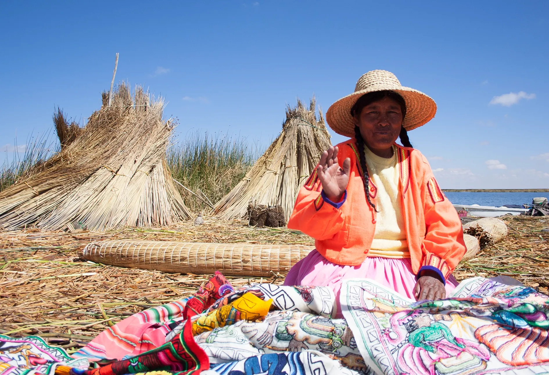 Mulher com artesanado no Lago Titicaca