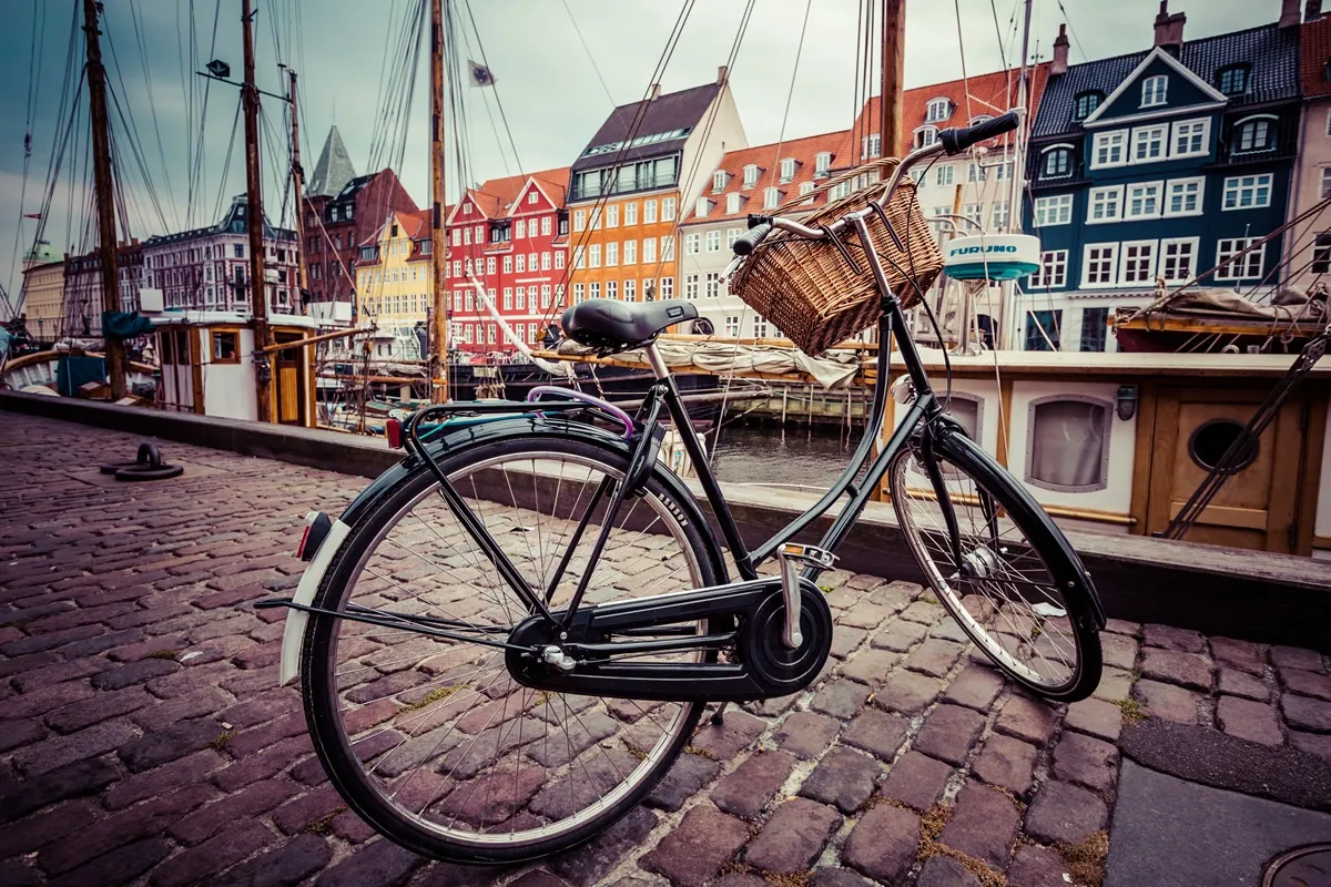 Bicicleta no porto de Nyhavn, Copenhague, Dinamarca