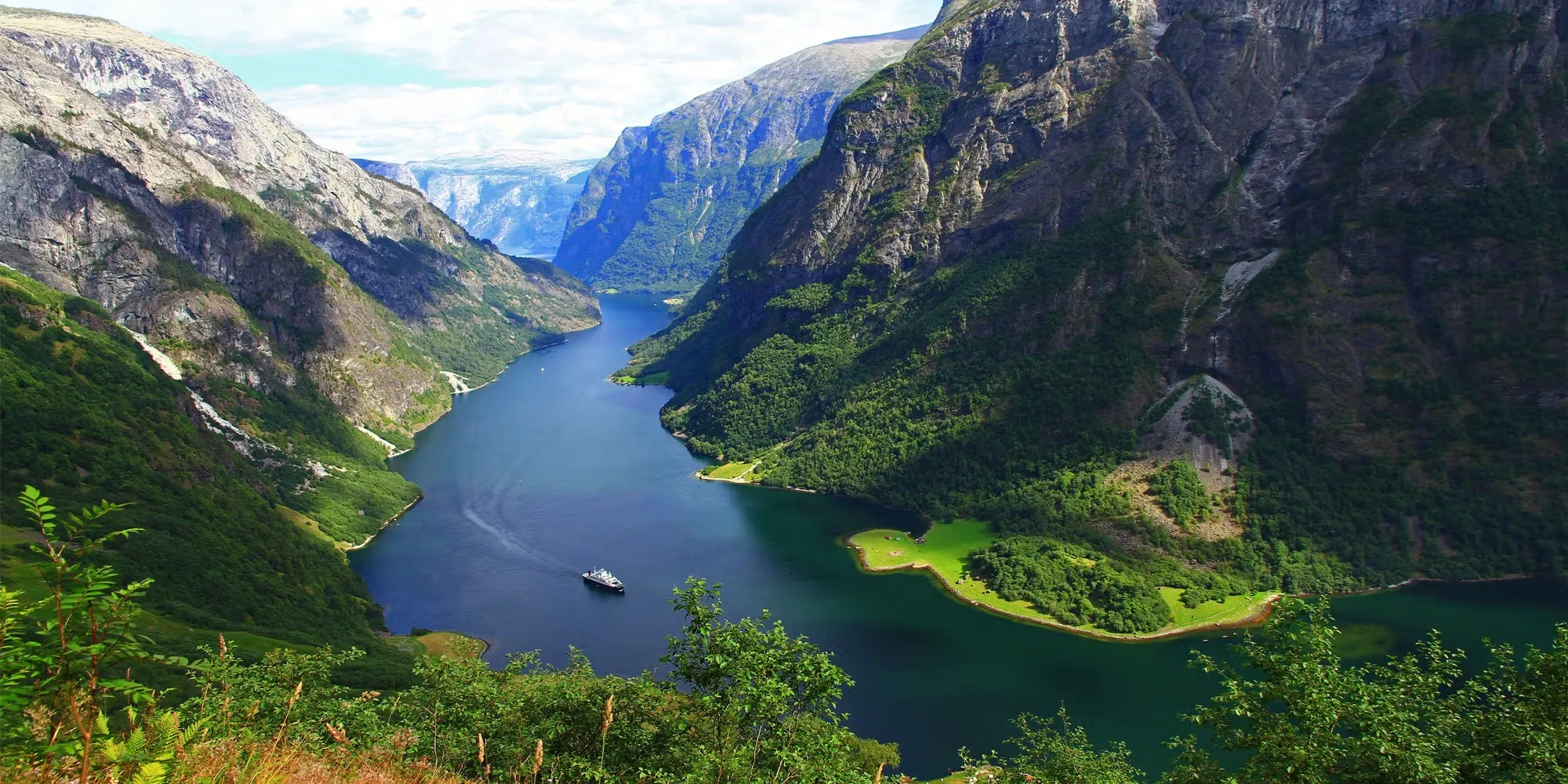 Vista de cima do Nærøyfjord, na Noruega