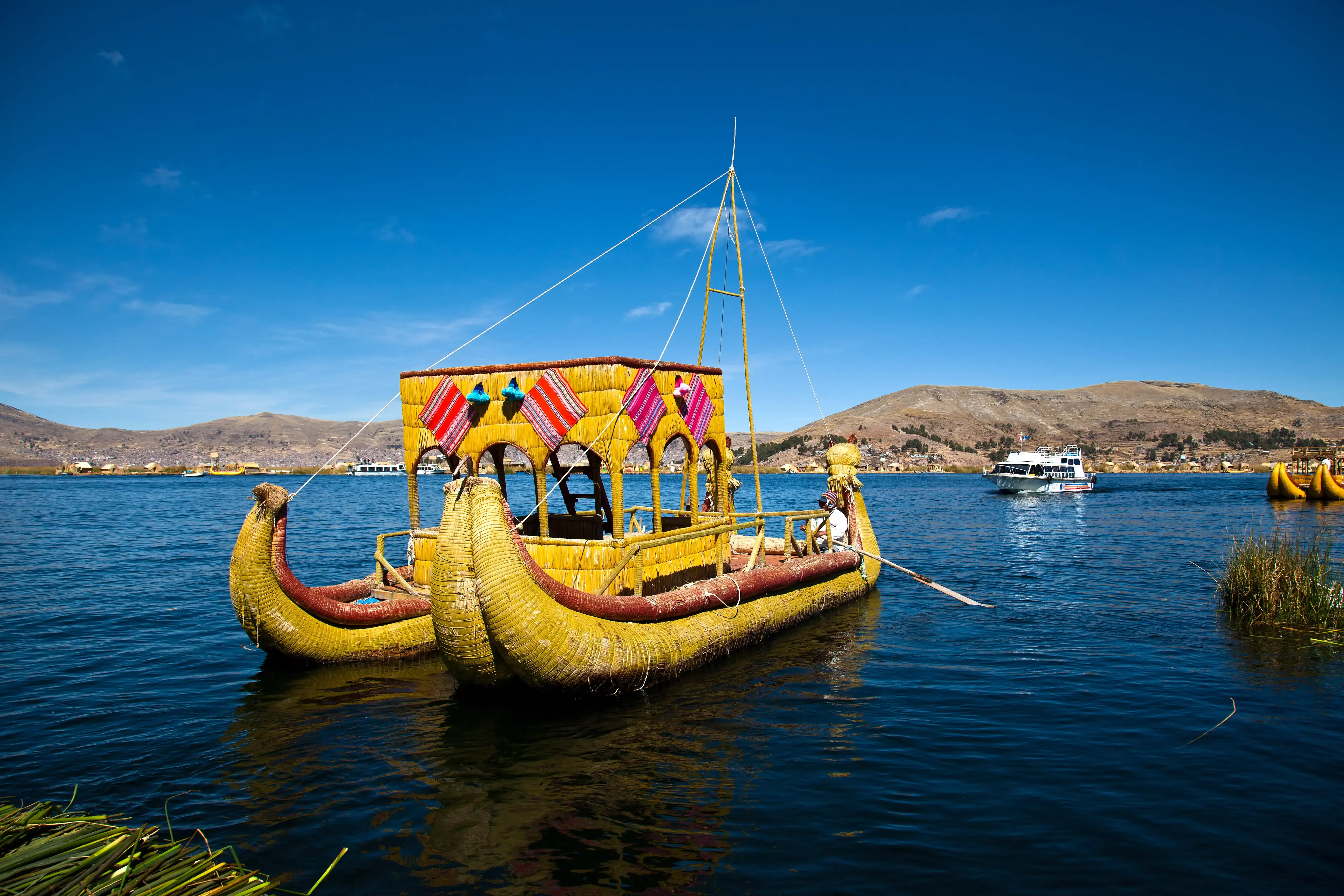 Barco navegando pelo Lago Titicaca