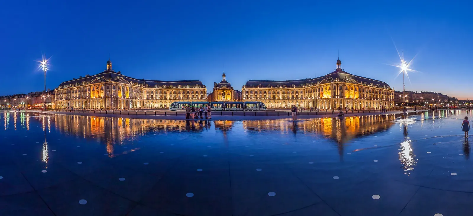 Espelho de água e Place de la Bourse em Bordeaux