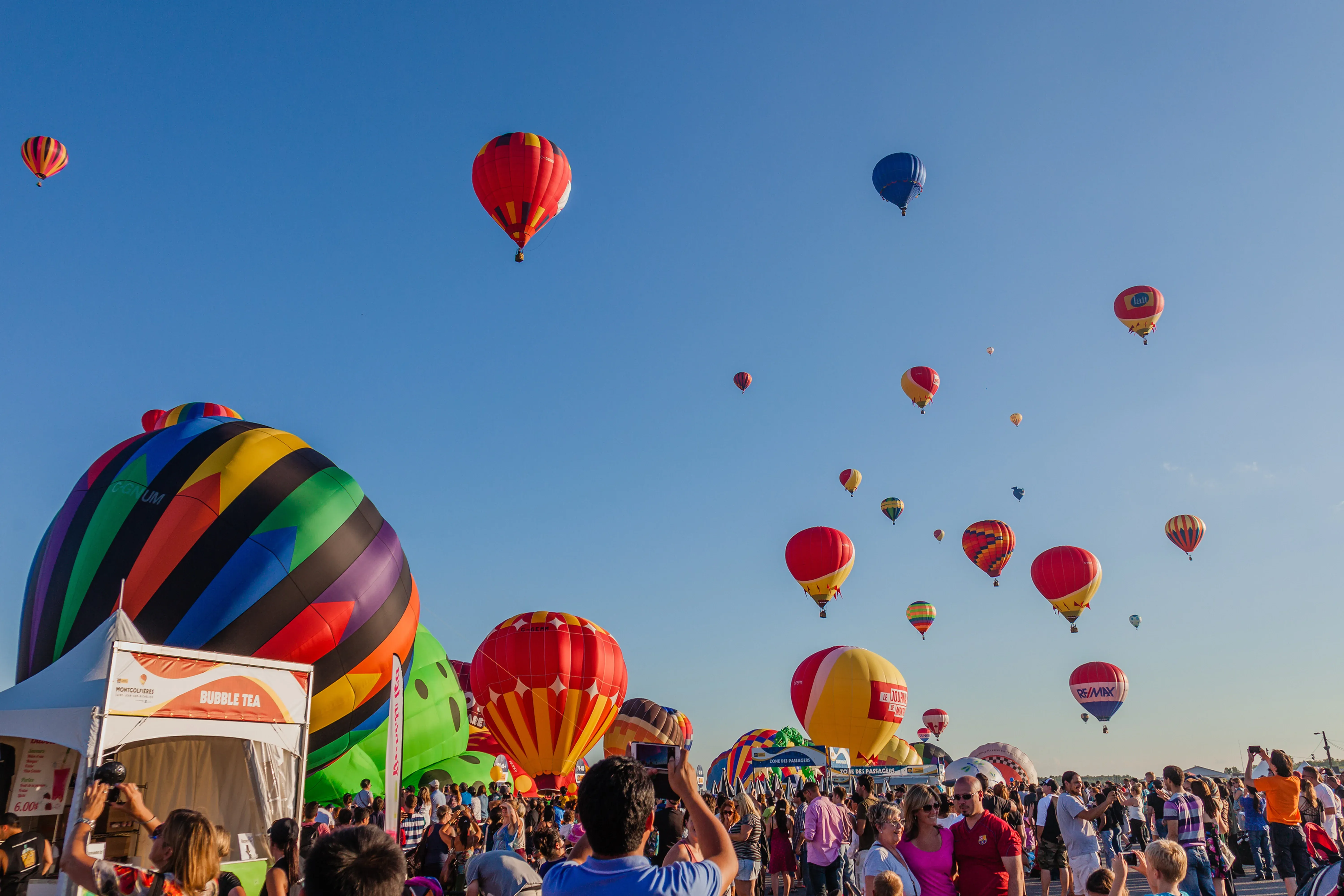 quebec-baloons-flying