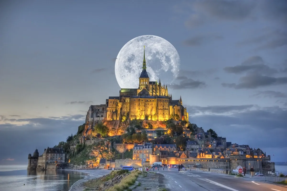Mont Saint Michel com Lua cheia ao fundo, Paris