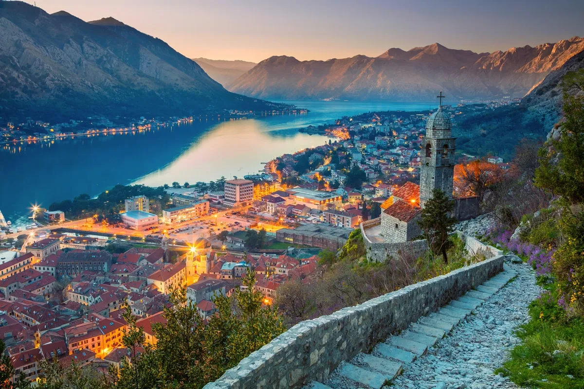 Baía de Kotor ao por do sol com luzes acesas, Montenegro