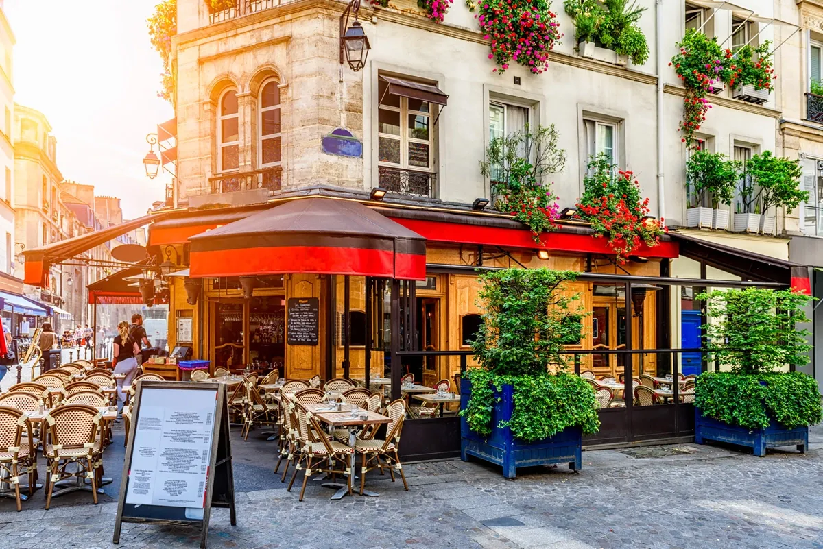 Café em esquina de Paris, França