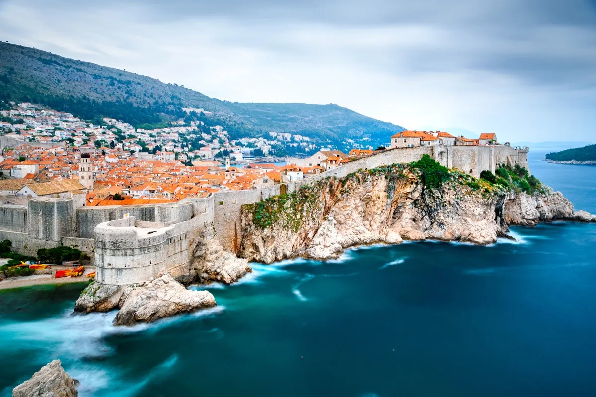 Muralha de Dubrovnik, na costa da Croácia