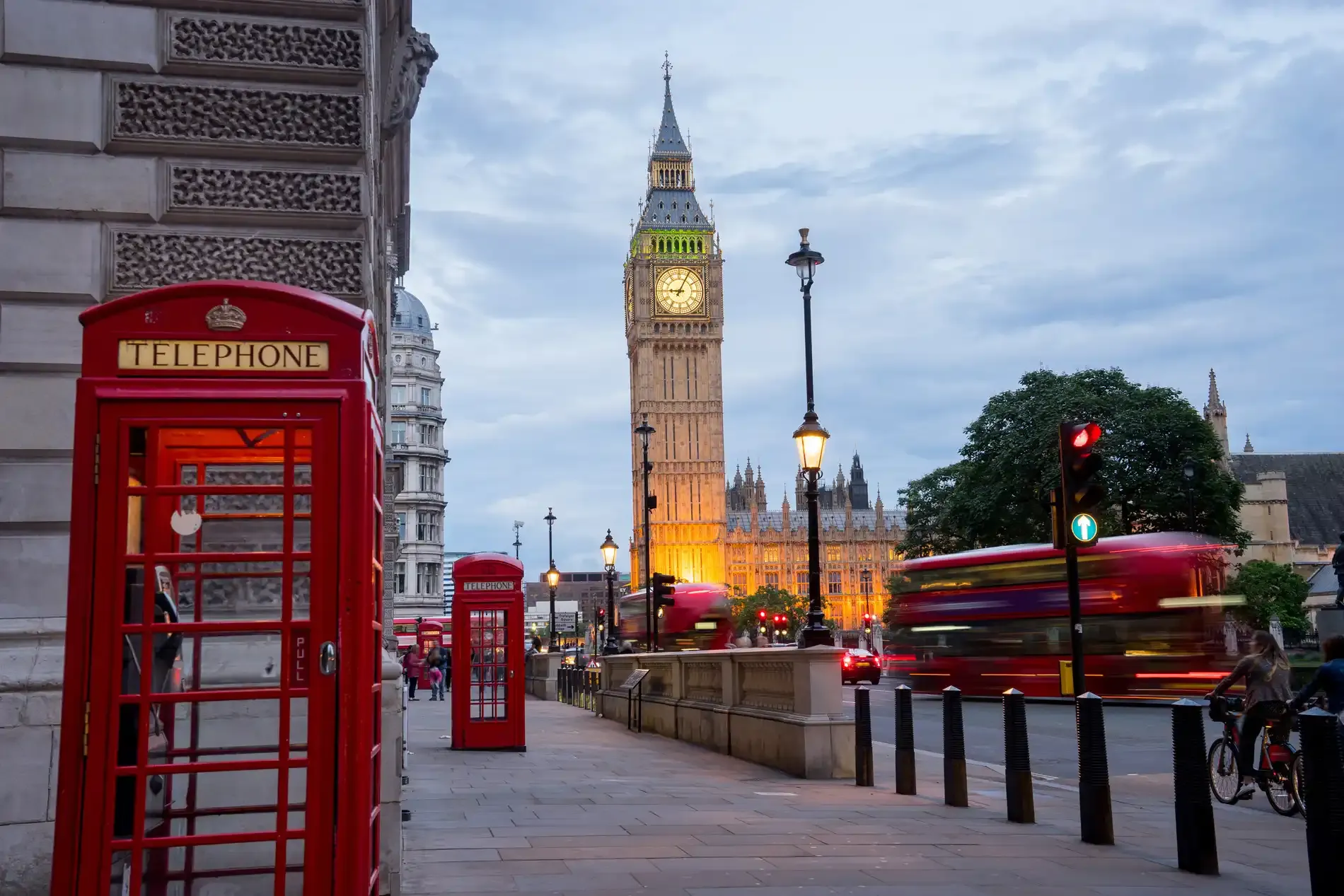 Rua com vista do Big Ben, Londres