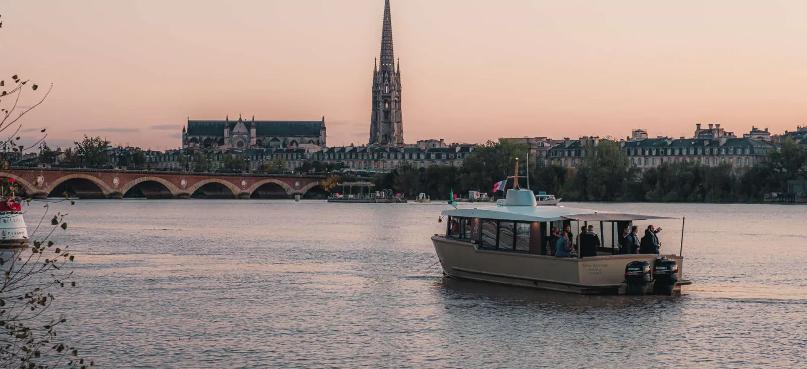 Vista de Bordeaux do Rio, com Catedral de Bordeaux no fundo