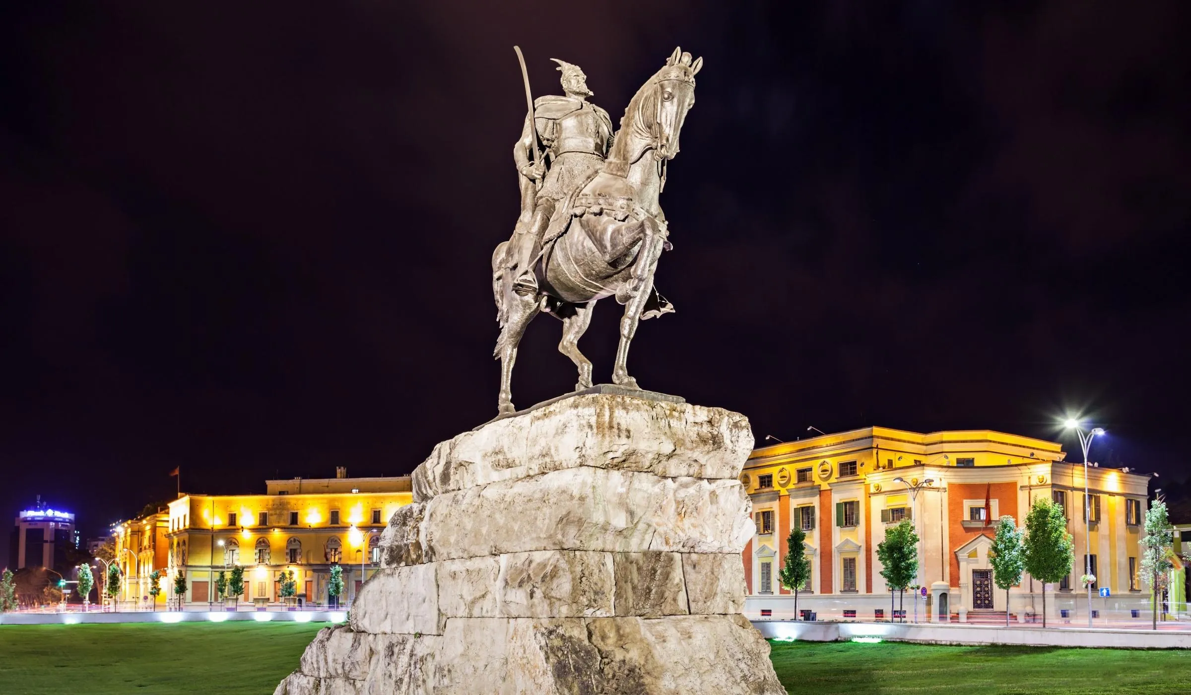 Estatua de Skanderbeg em Tirana, Albânia
