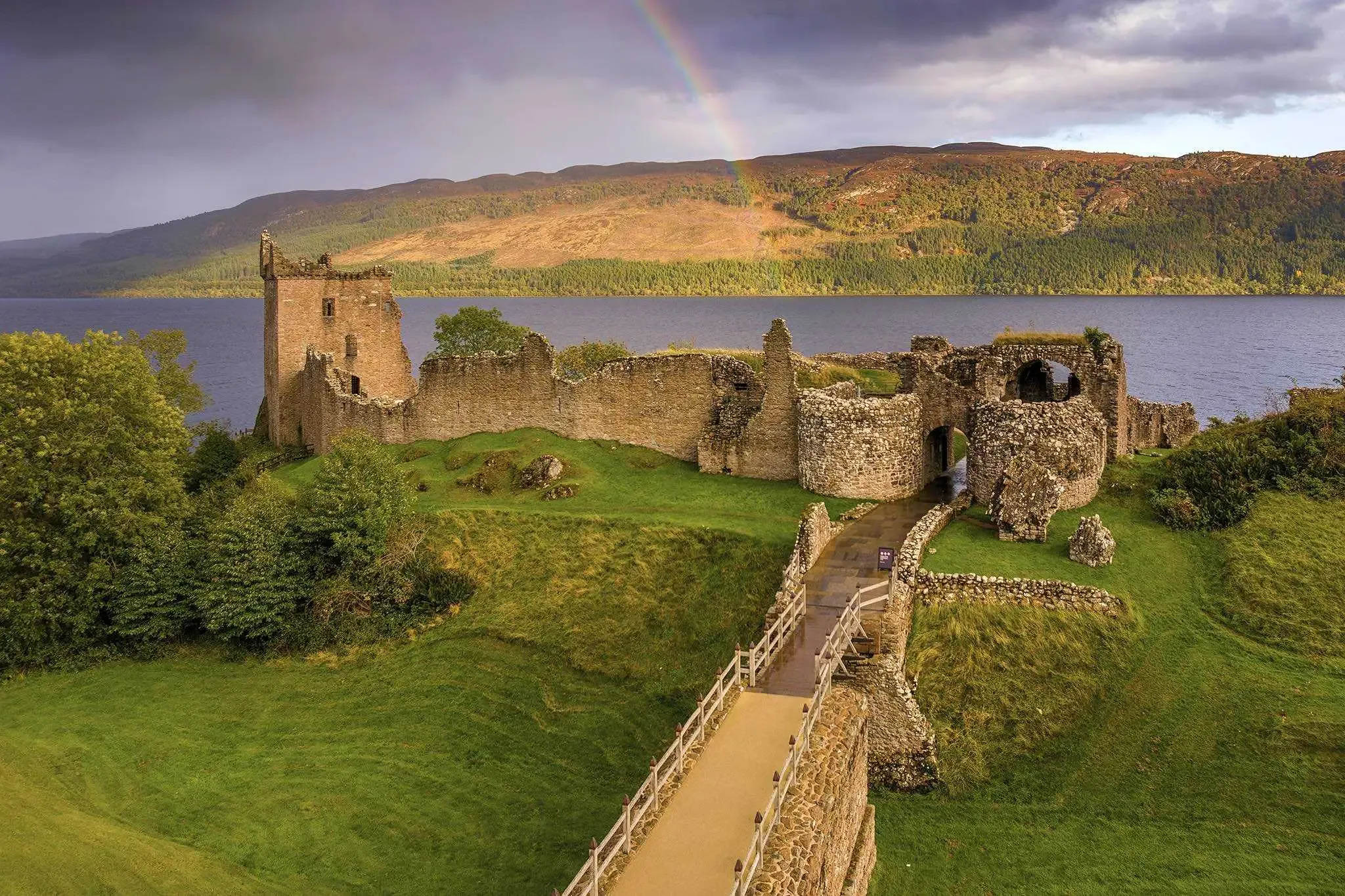 Castelo Urquhart, na beira do Lago Ness, Escocia