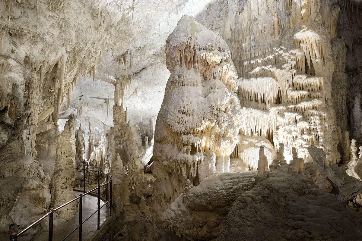 Estalactites e Estalagmites na Caverna de Postojna, Eslovênia