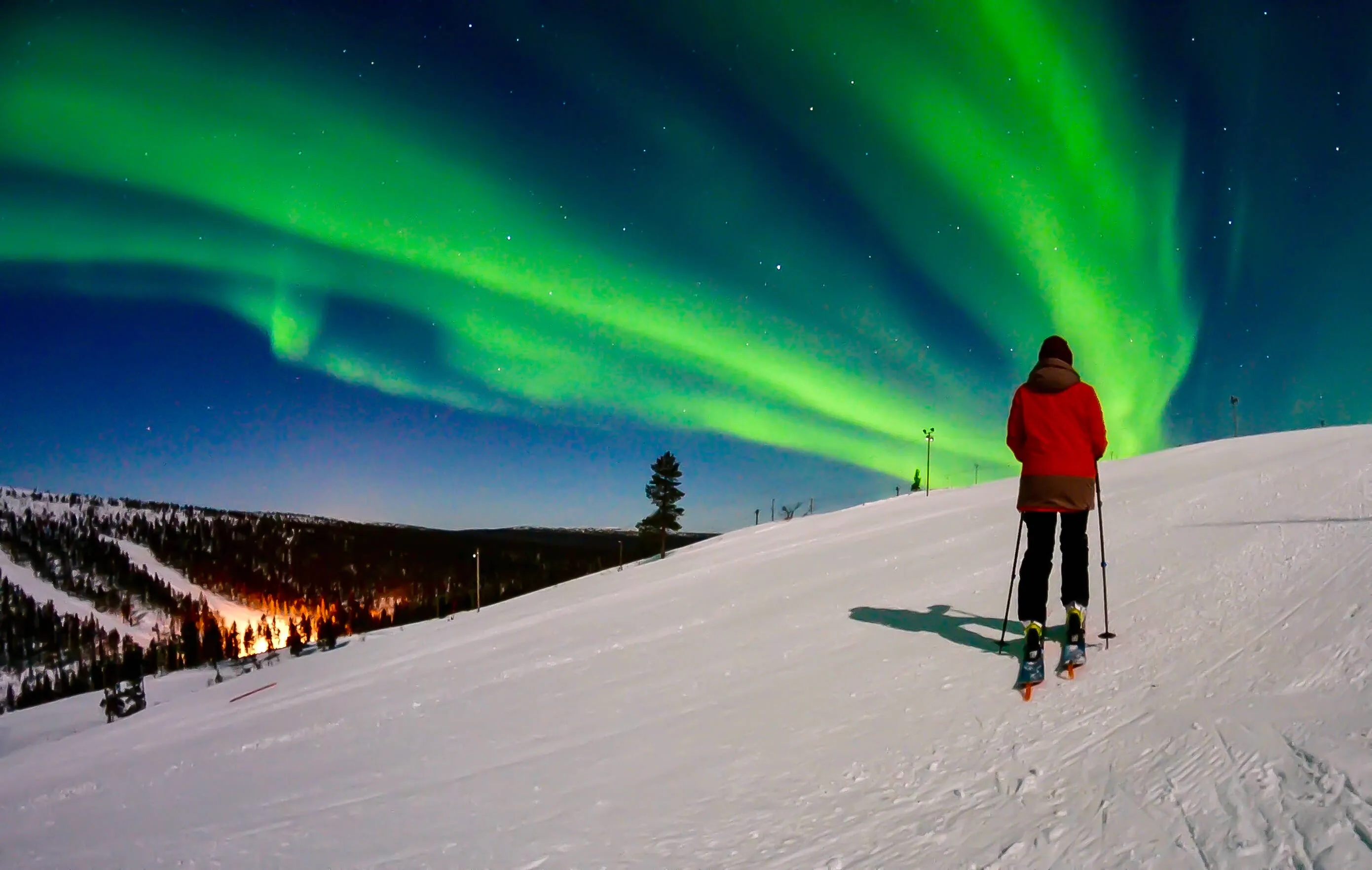 Ski em Saariselka sob as Aurora Boreal, Finlândia