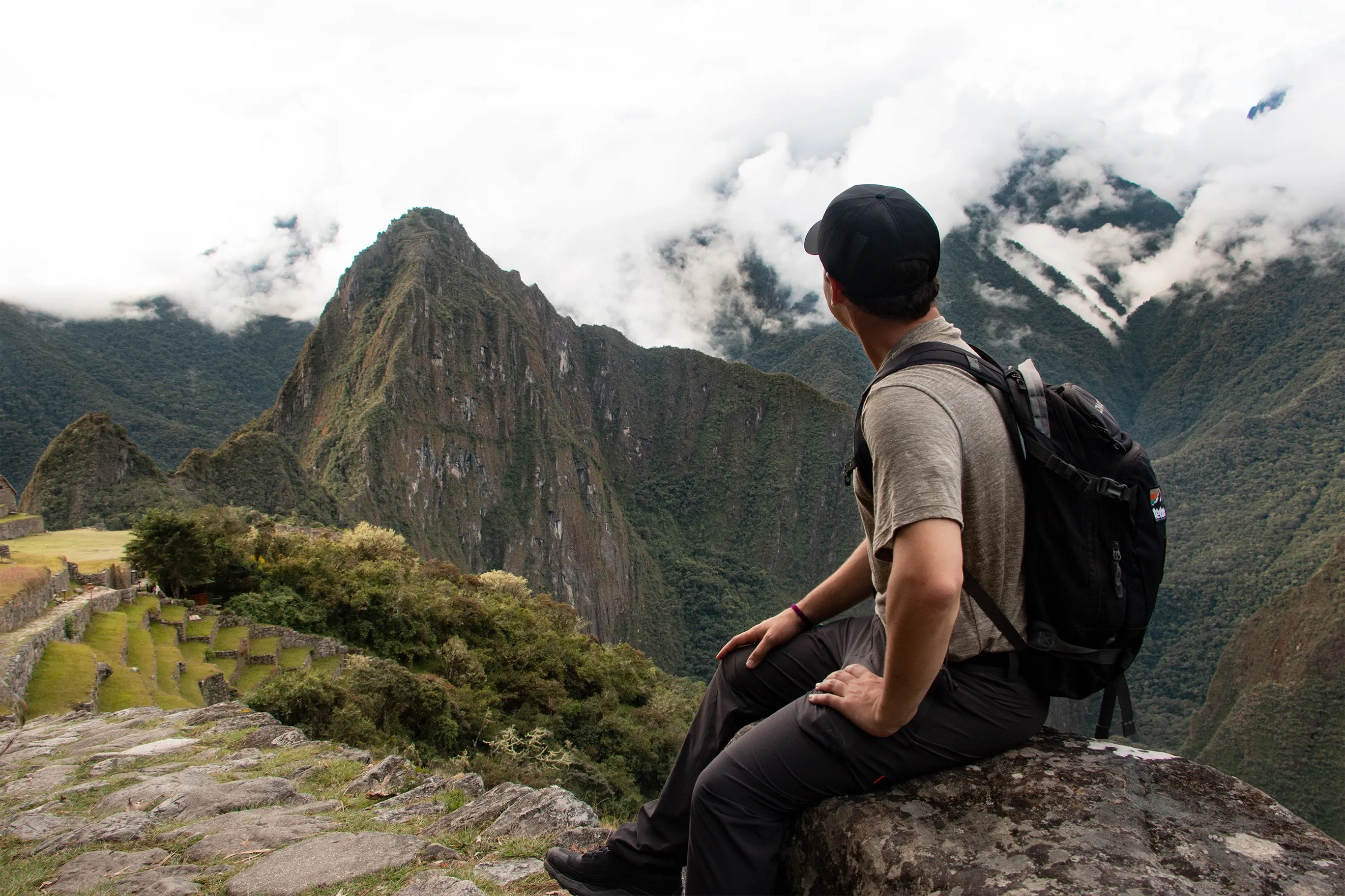 Pessoa Admirando Machu Picchu