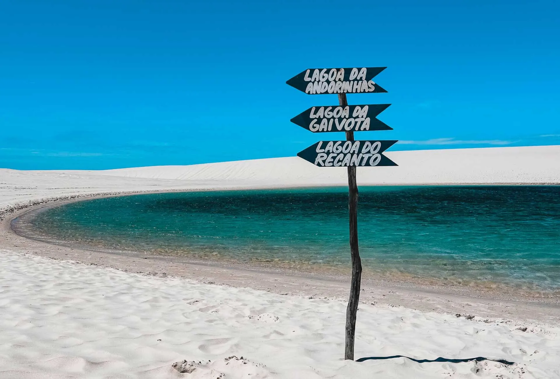 Placas de direção nos Lençóis Maranhenses