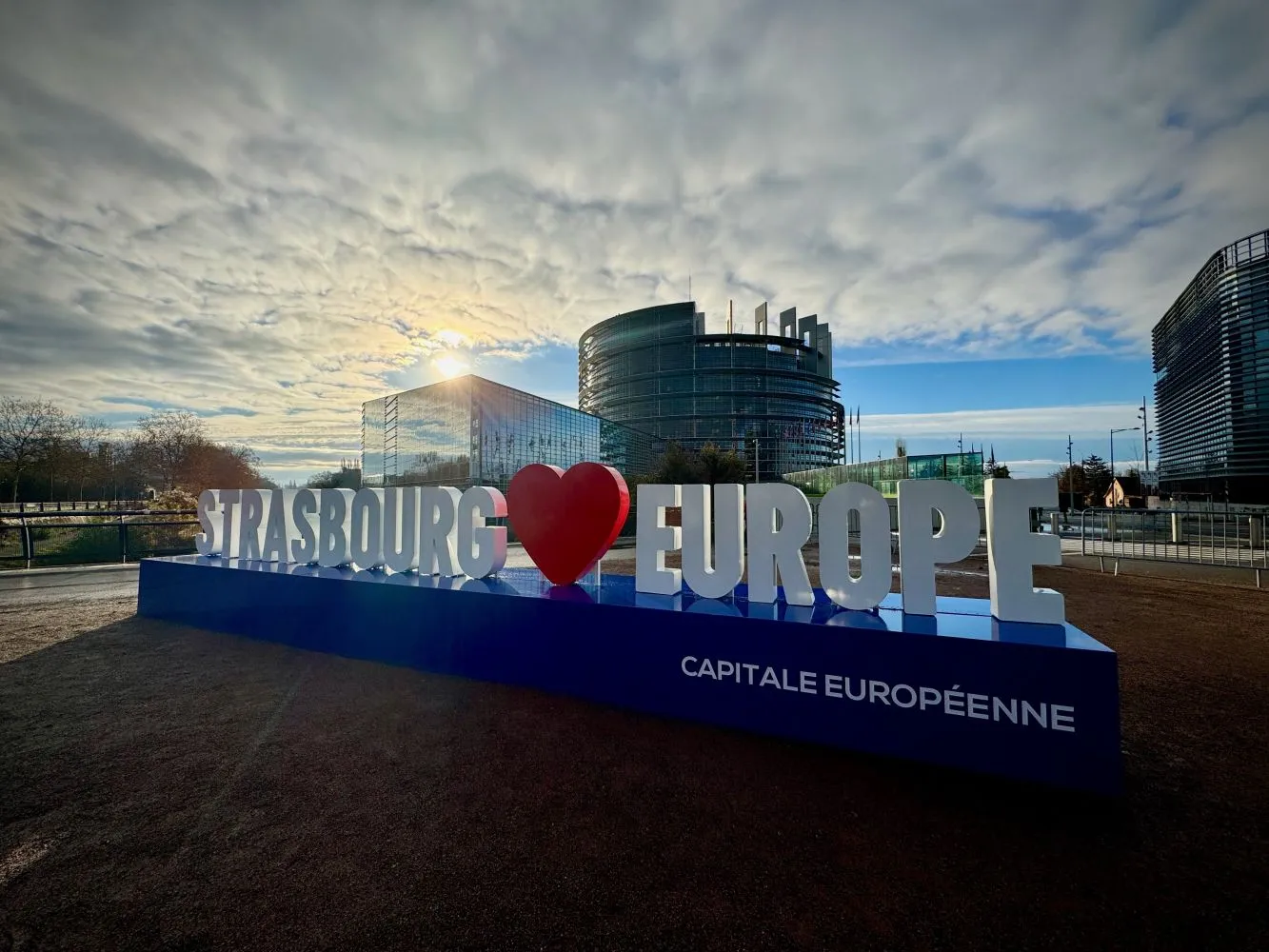 Letreiro de Estrasburgo em frente ao Parlamento Europeu