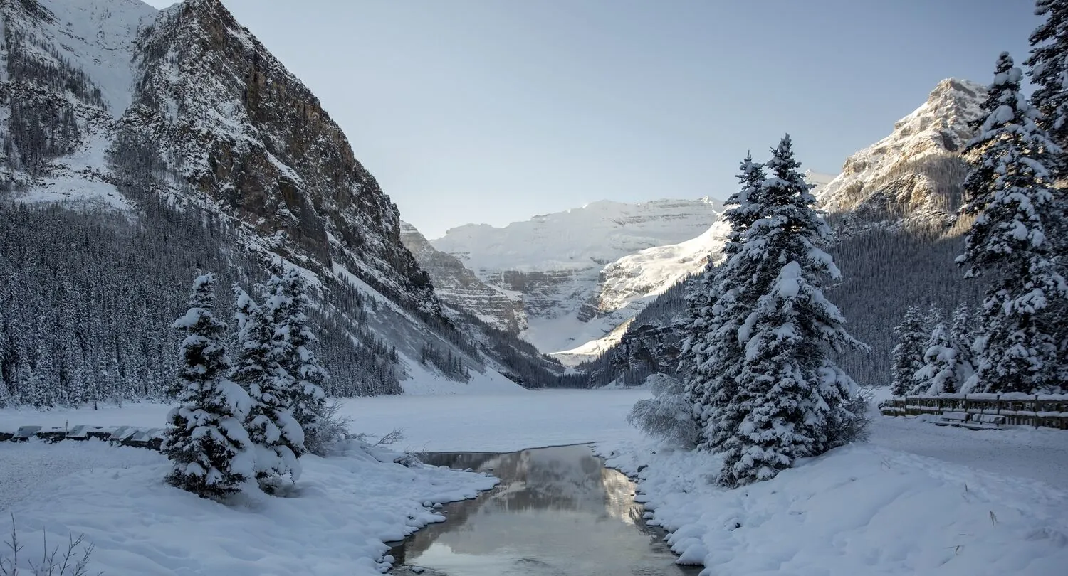 Lake Louise congelado, no Canadá